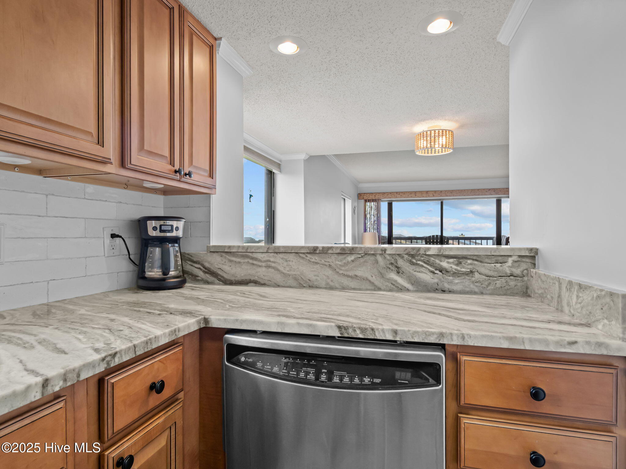 100520425 | Photo 28