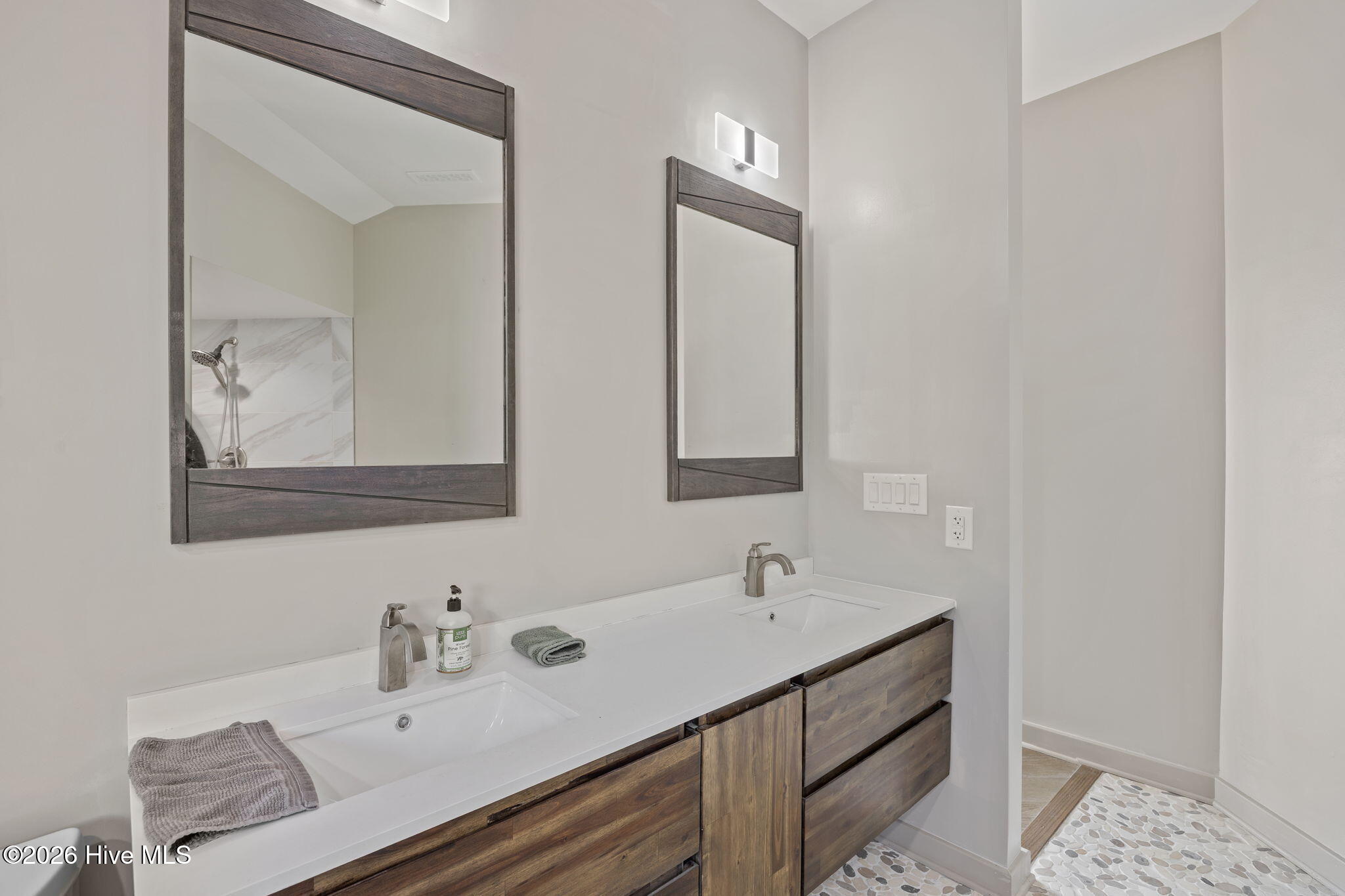 100557816 | Photo 51