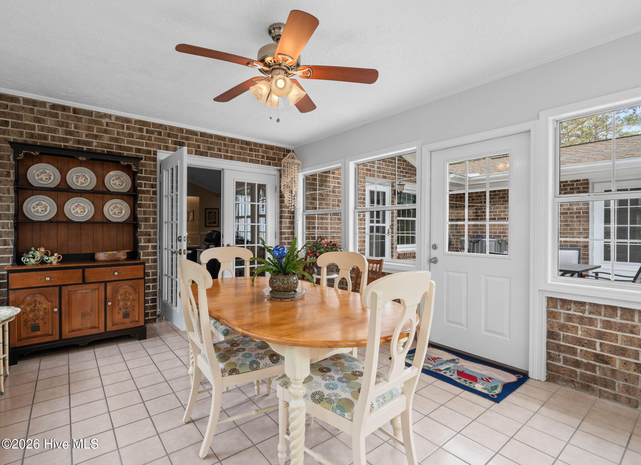 100564261 | Photo 25