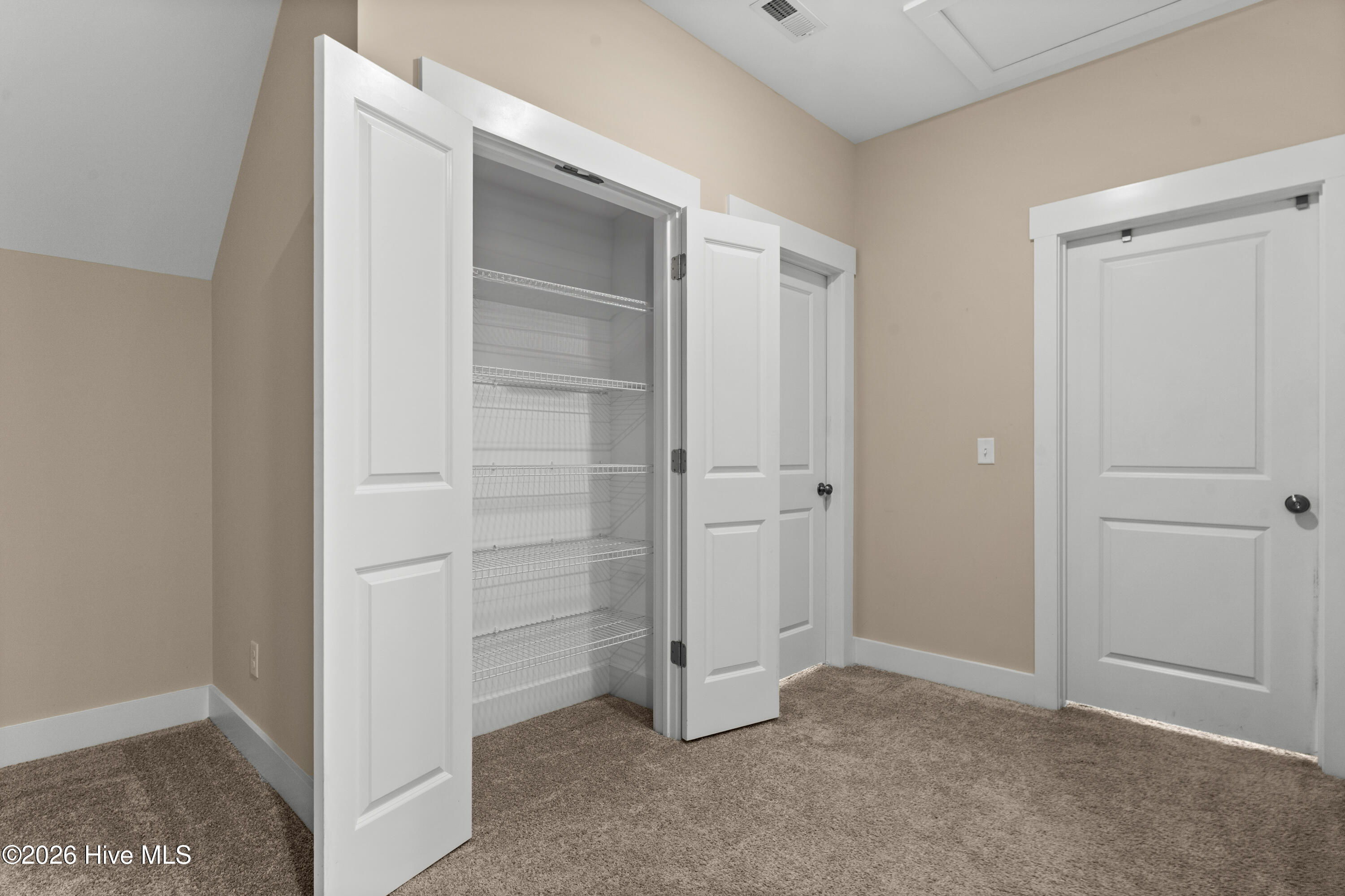 100569273 | Photo 36