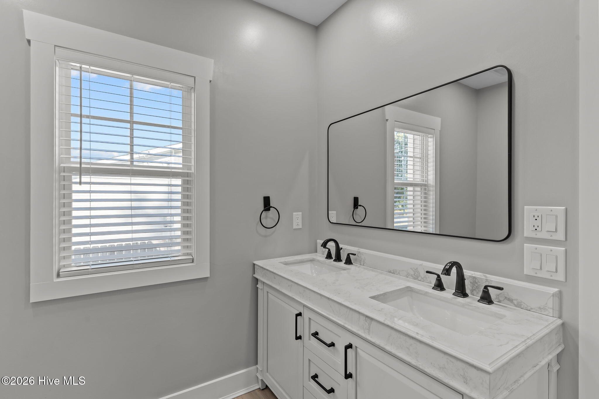 100548399 | Photo 34