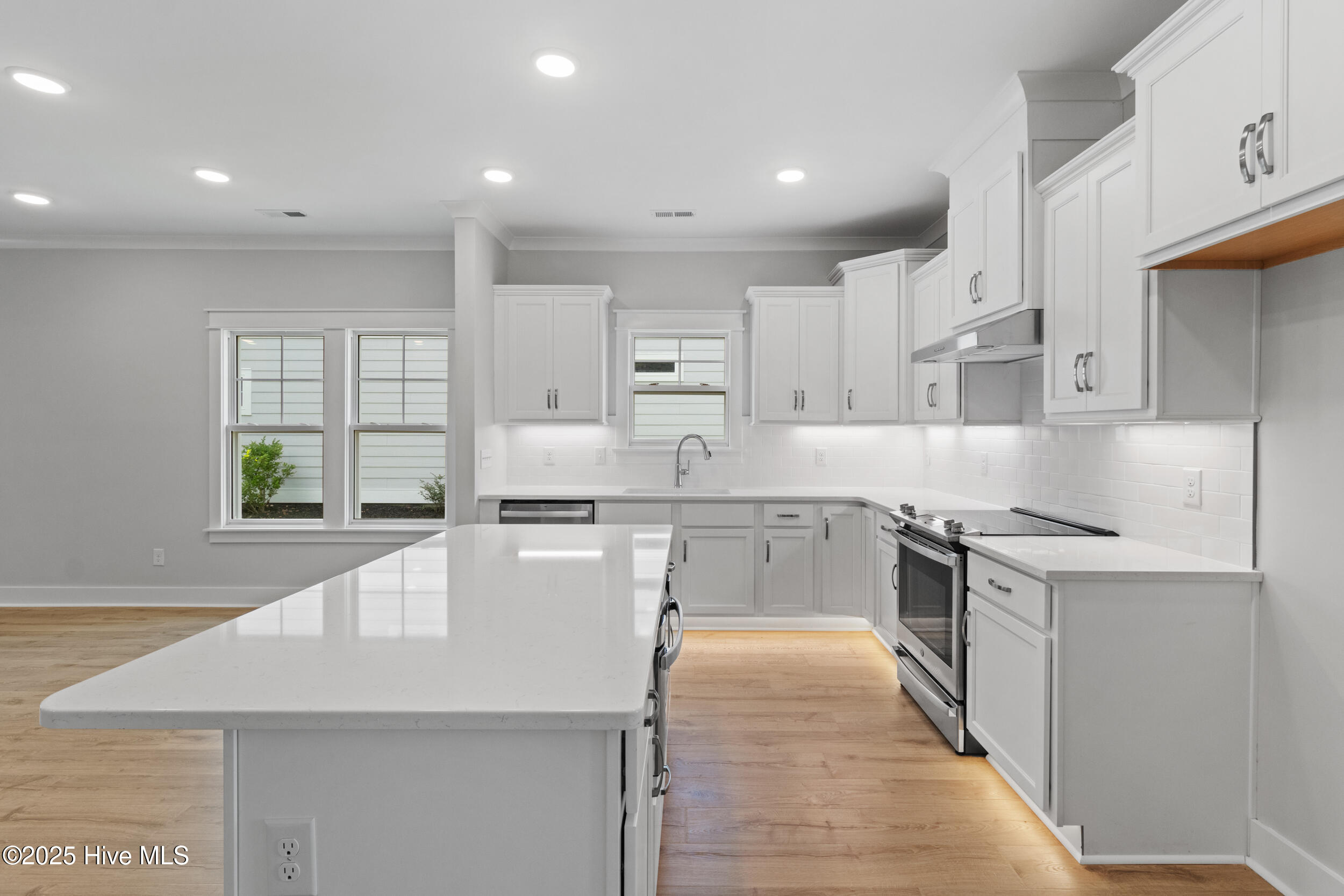 2062 Greenside Manor Drive SW, Ocean Isle Beach, NC 28469 – photo 10: 16_kitchen
