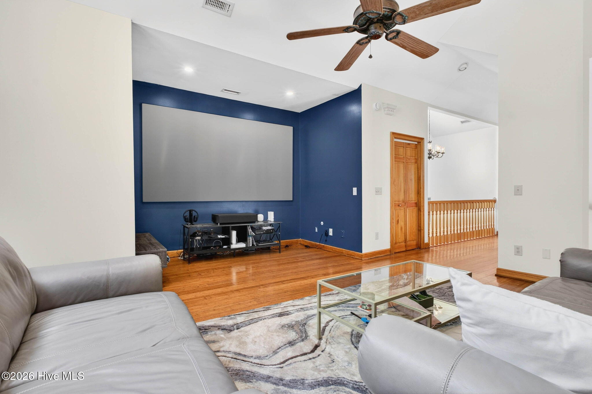 100564885 | Photo 54