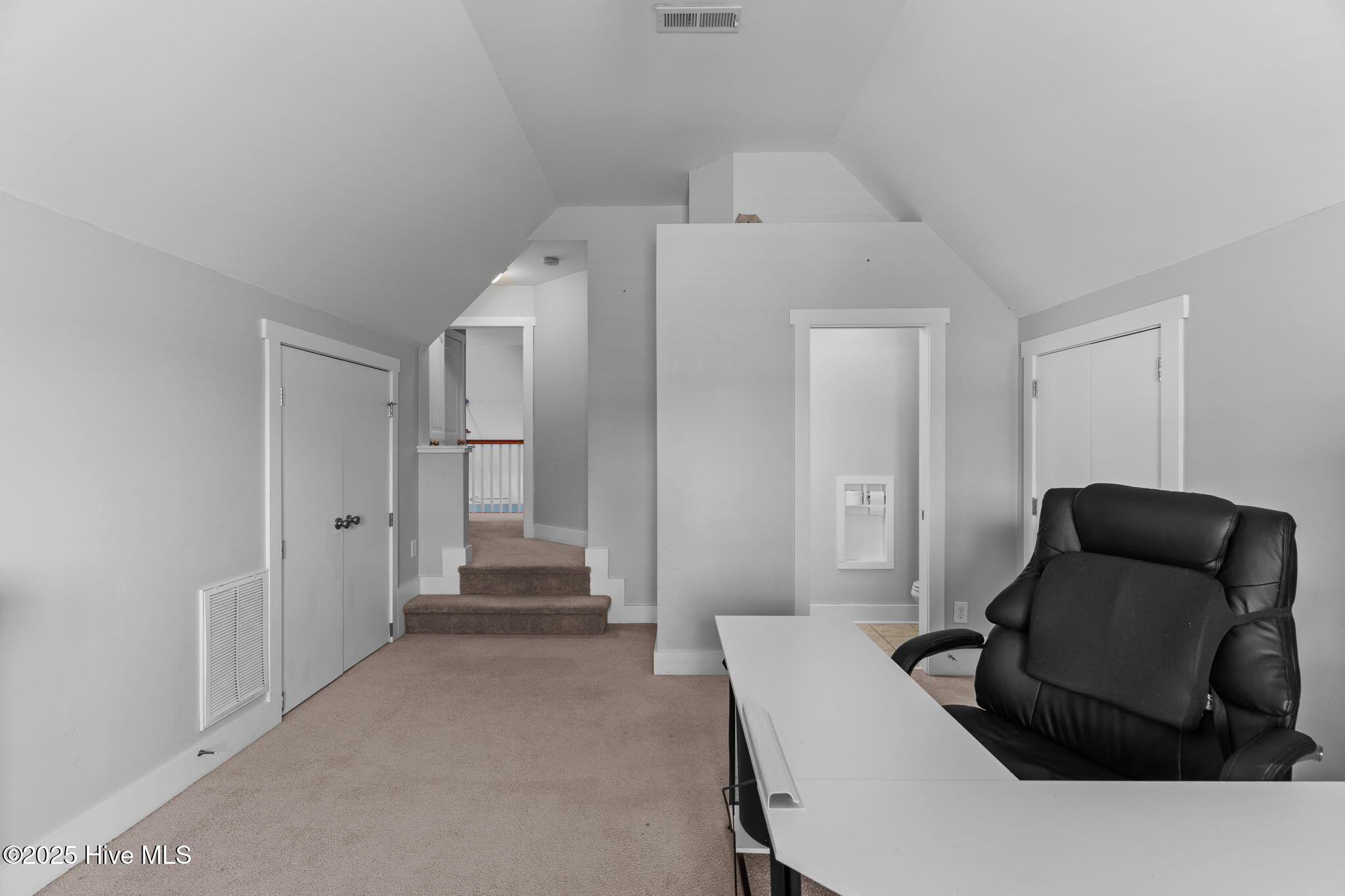 100519611 | Photo 49