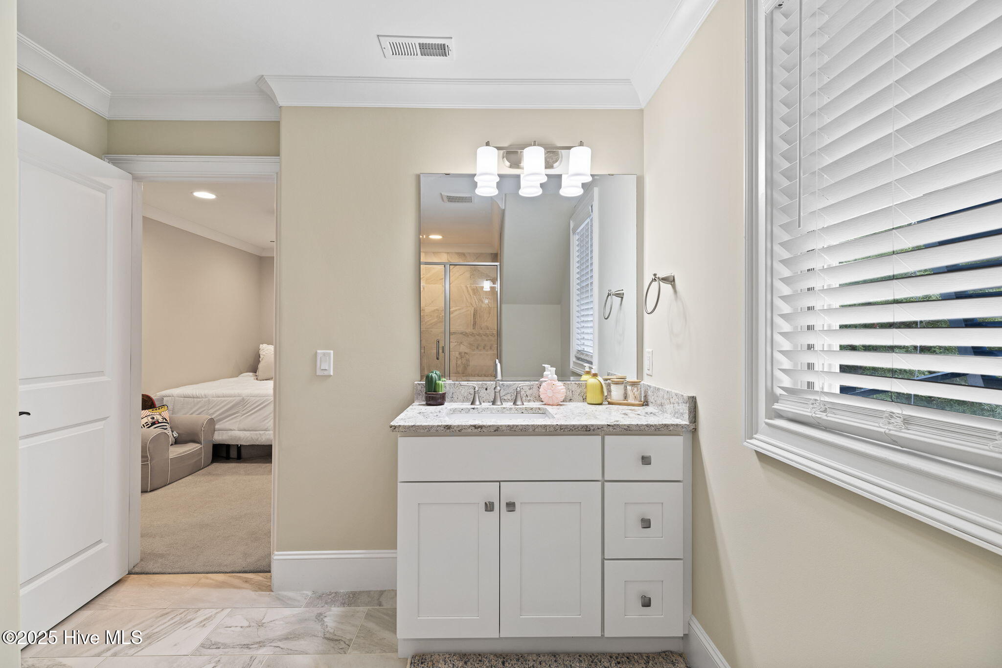 100548245 | Photo 46