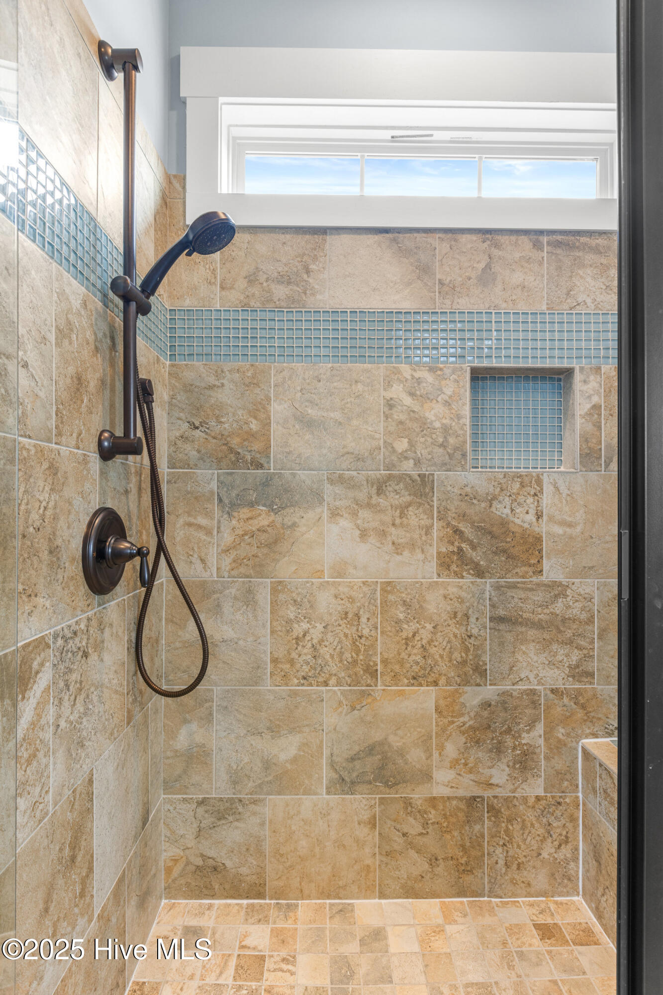 100544717 | Photo 32