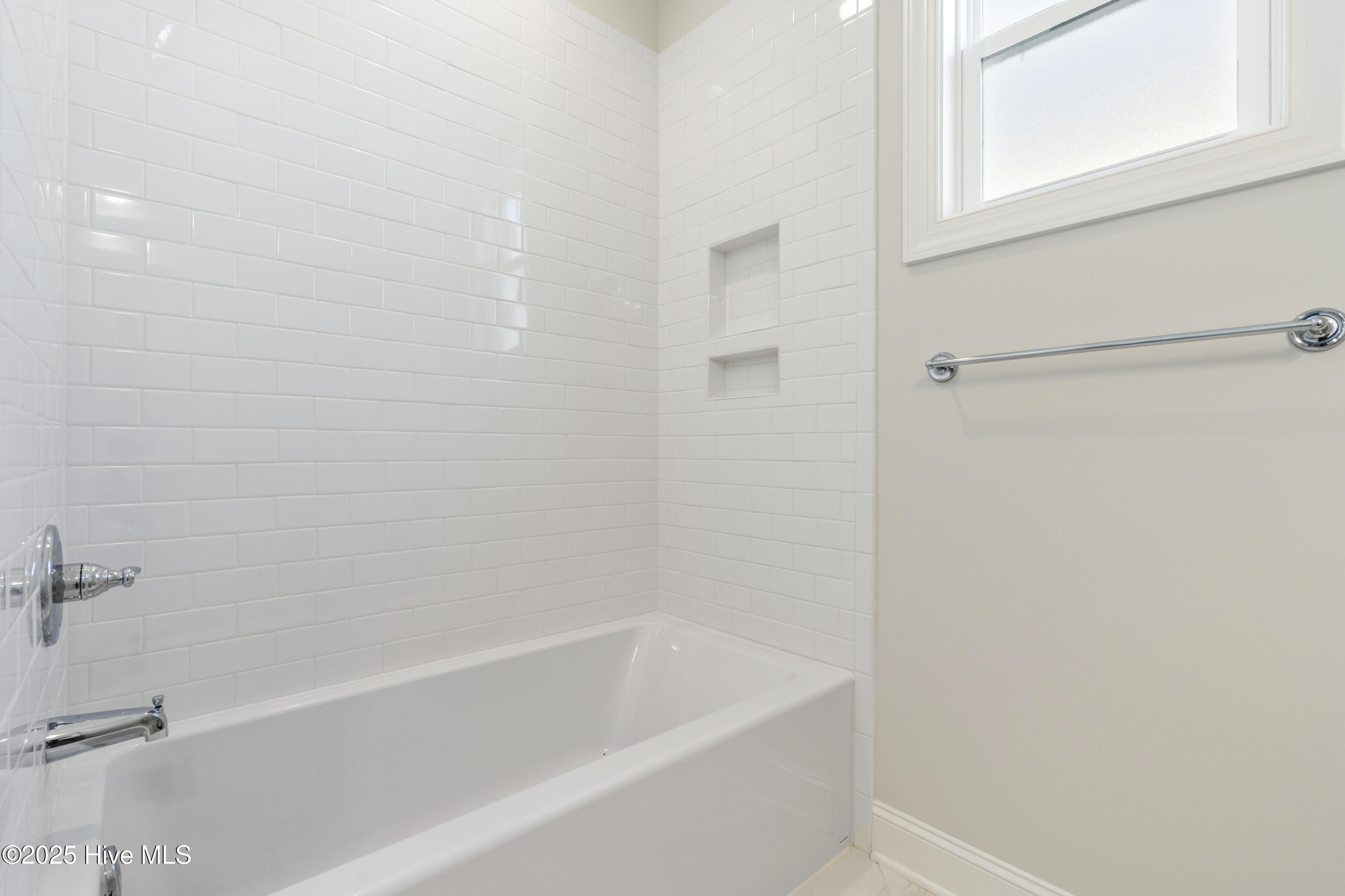 100522089 | Photo 32