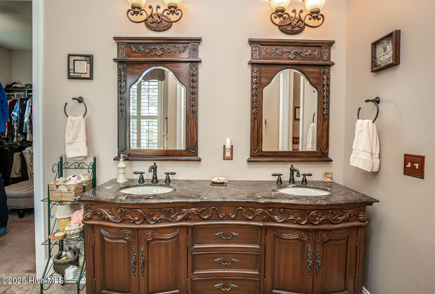 100534571 | Photo 44