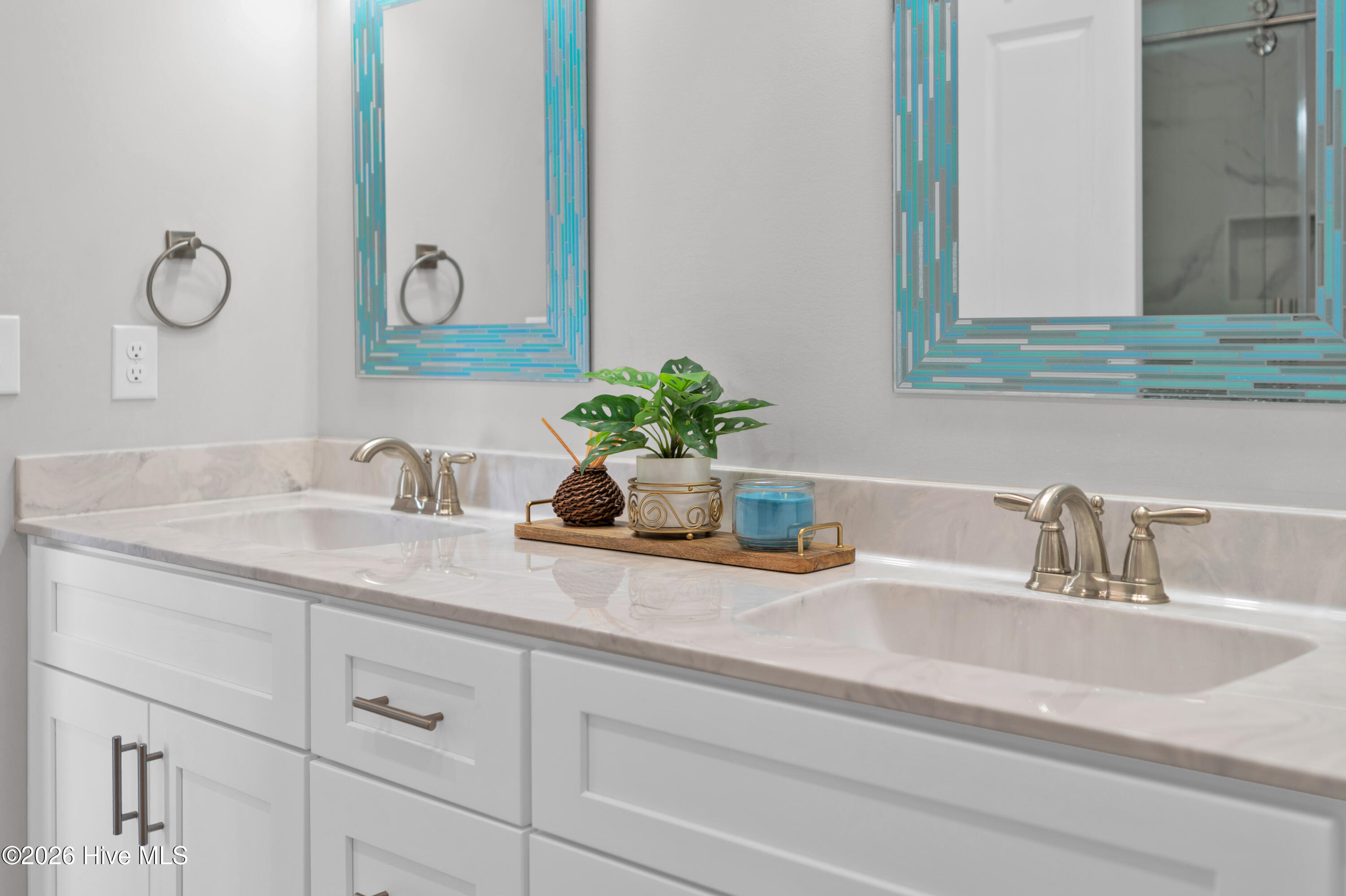 100565490 | Photo 43