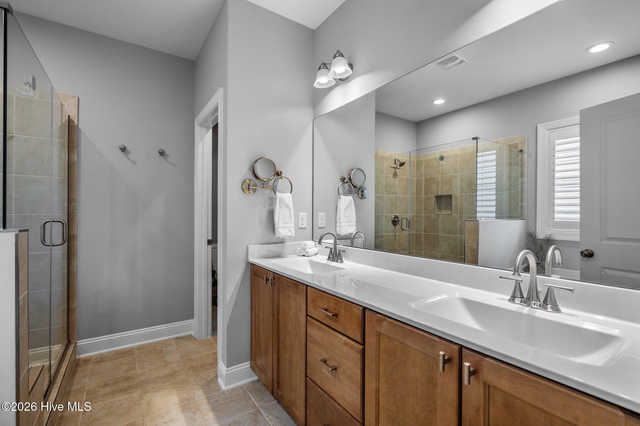 100561208 | Photo 29