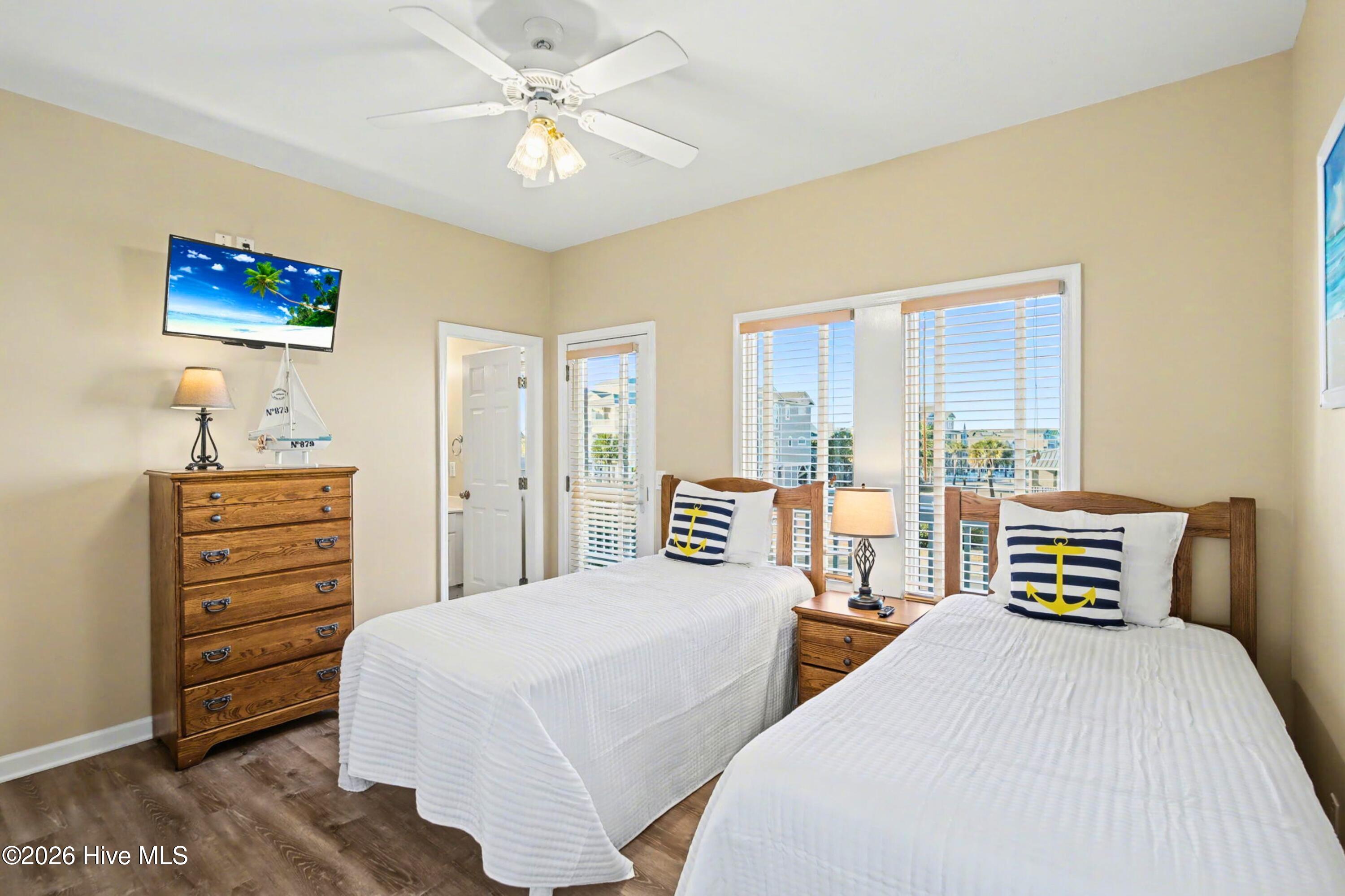 100549860 | Photo 25