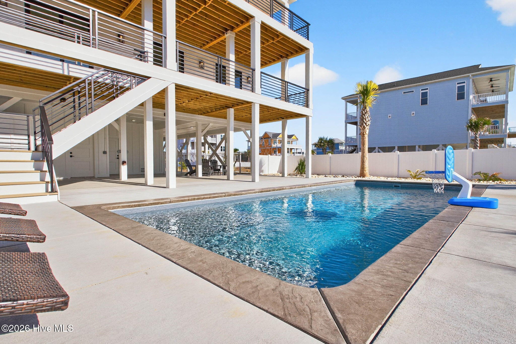 100570262 | Photo 73