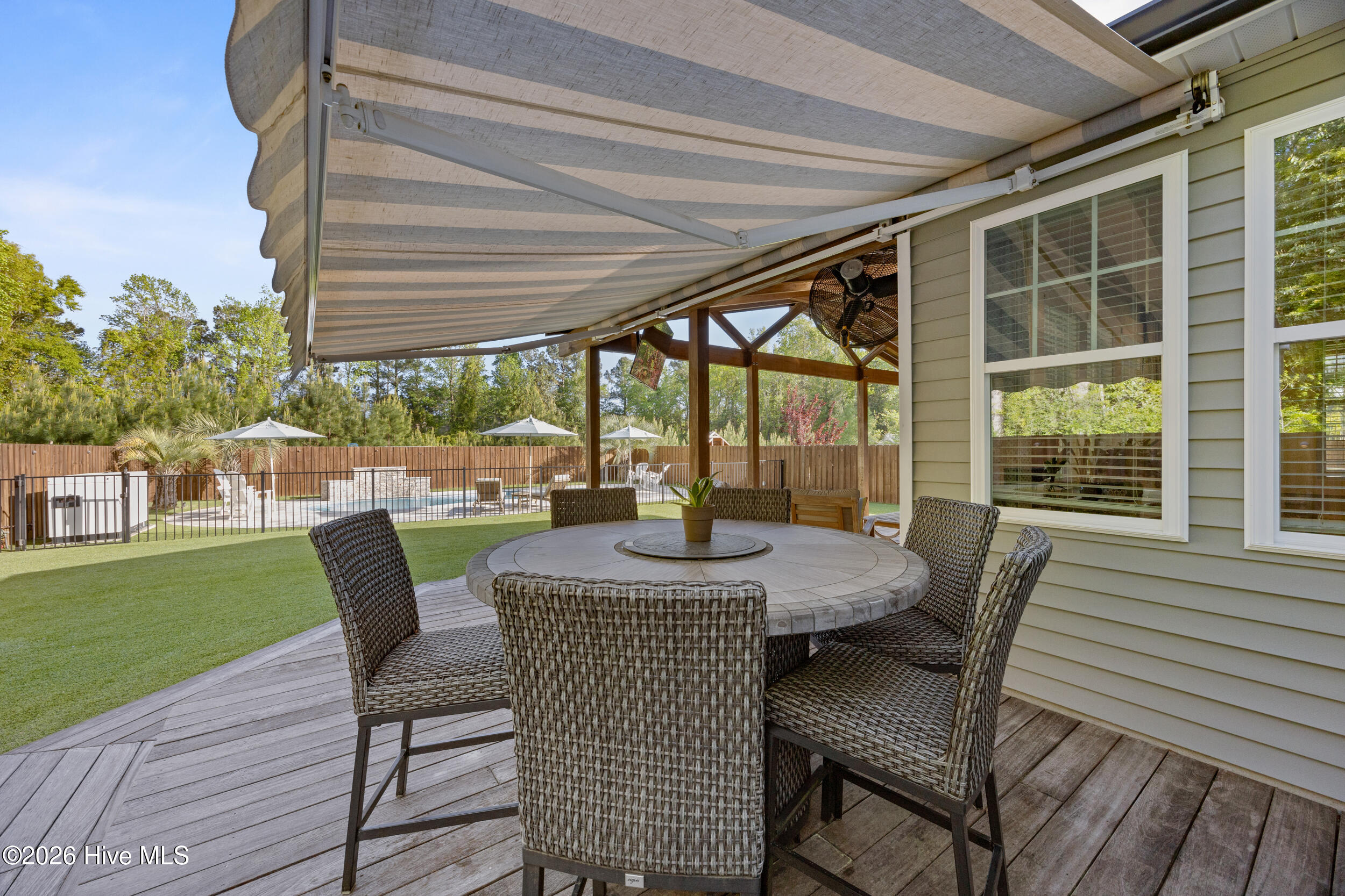 100566940 | Photo 64