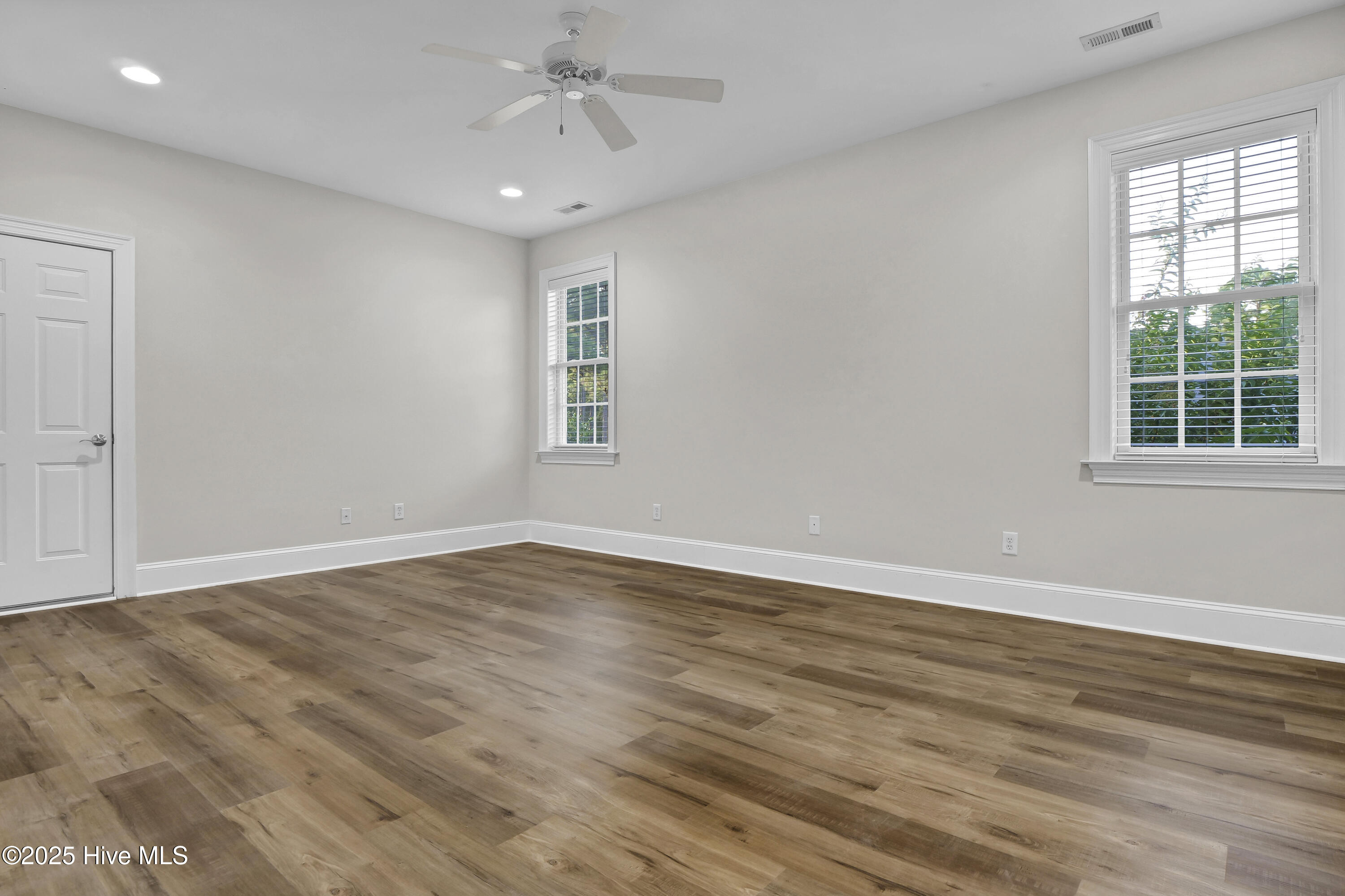 100518600 | Photo 42