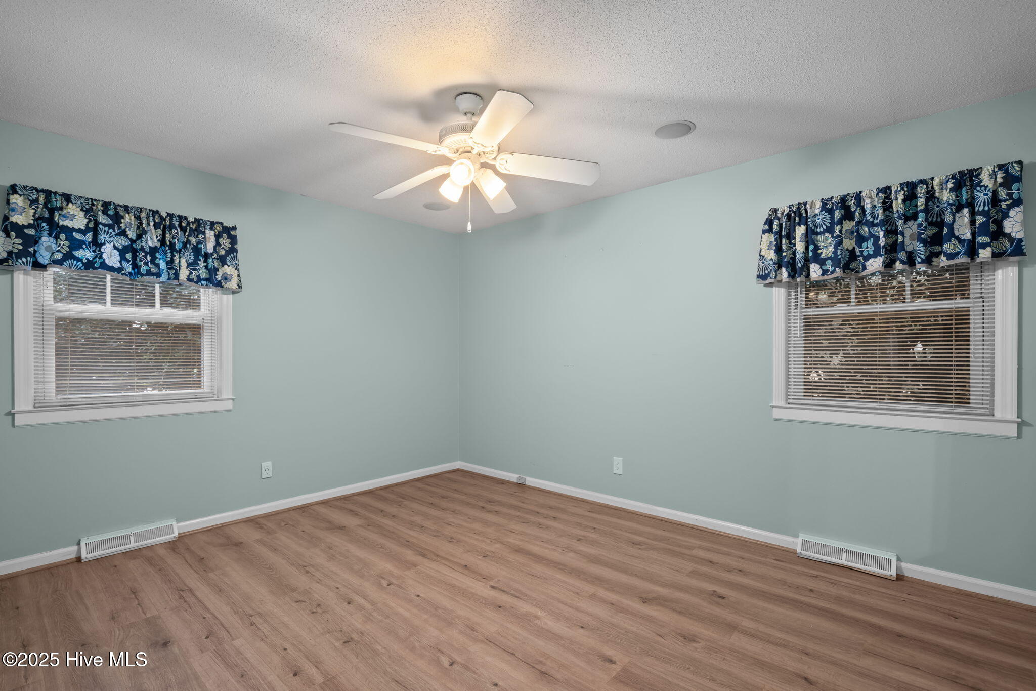 100542917 | Photo 31