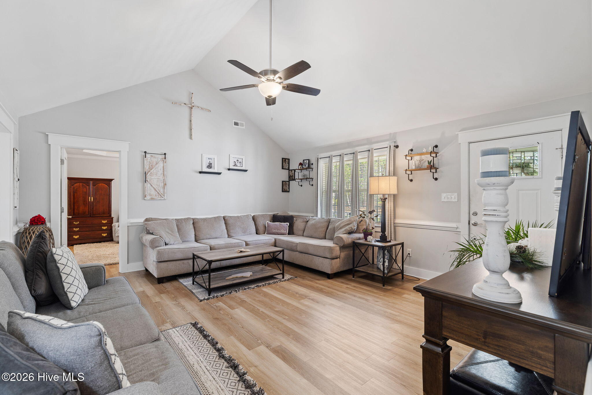 100562103 | Photo 11