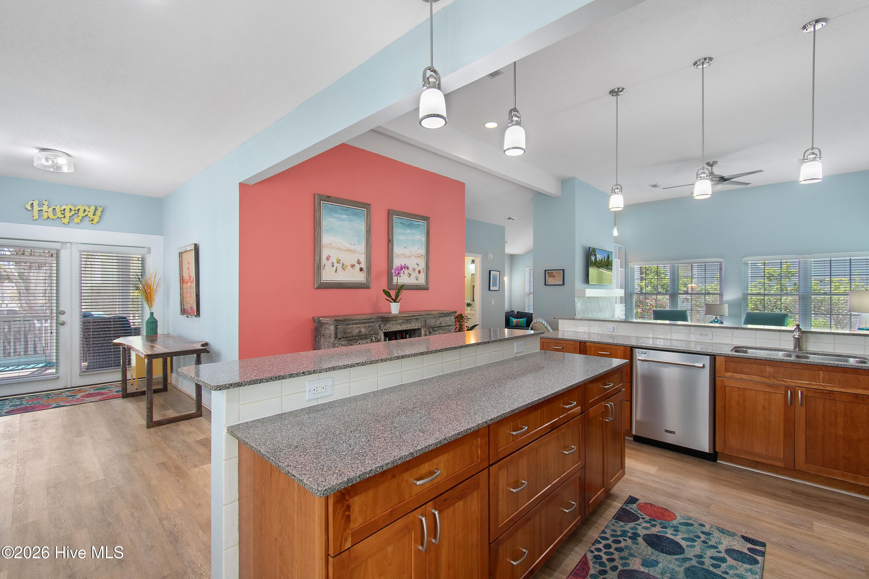 100570489 | Photo 33