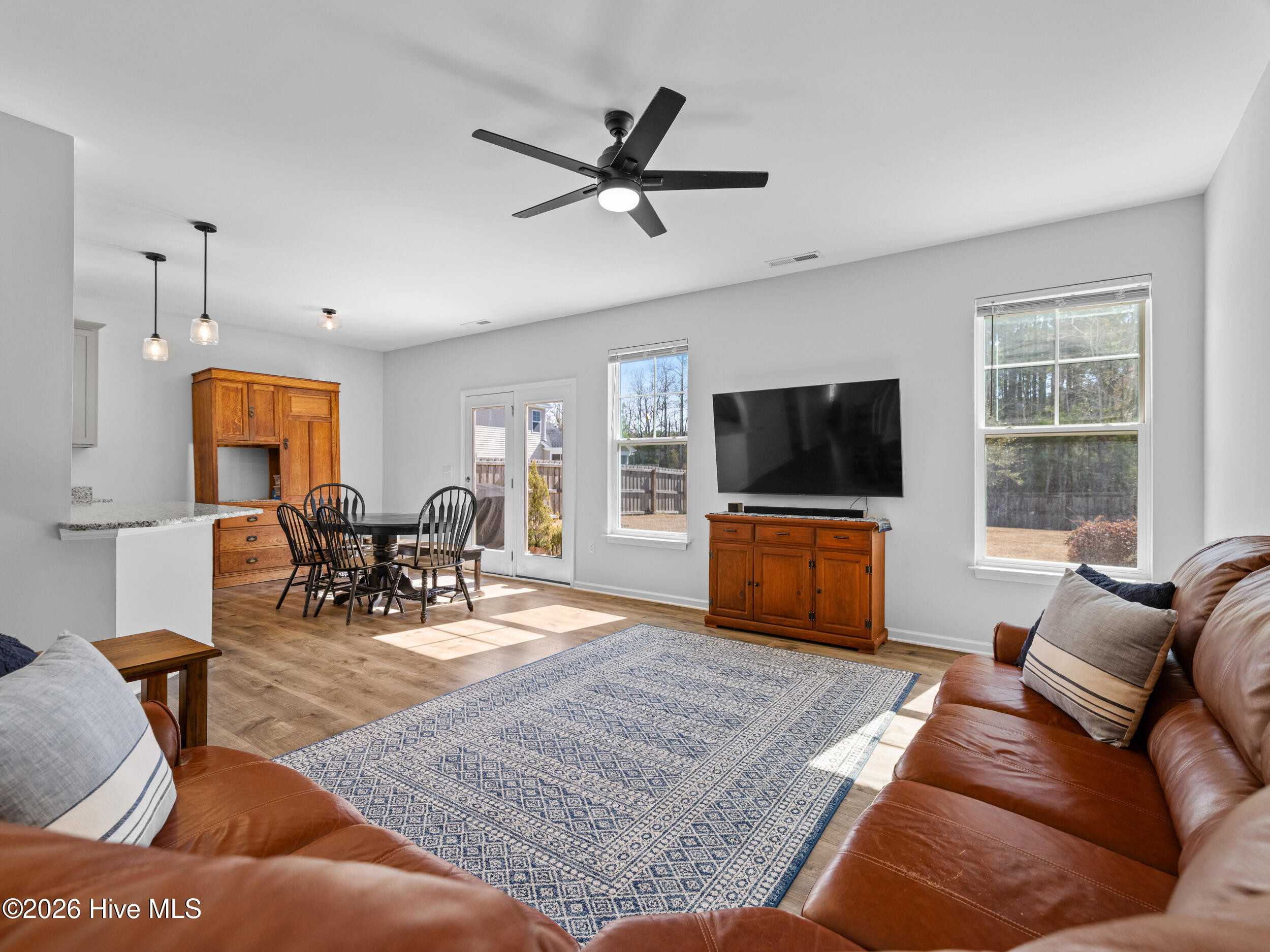 100557695 | Photo 23