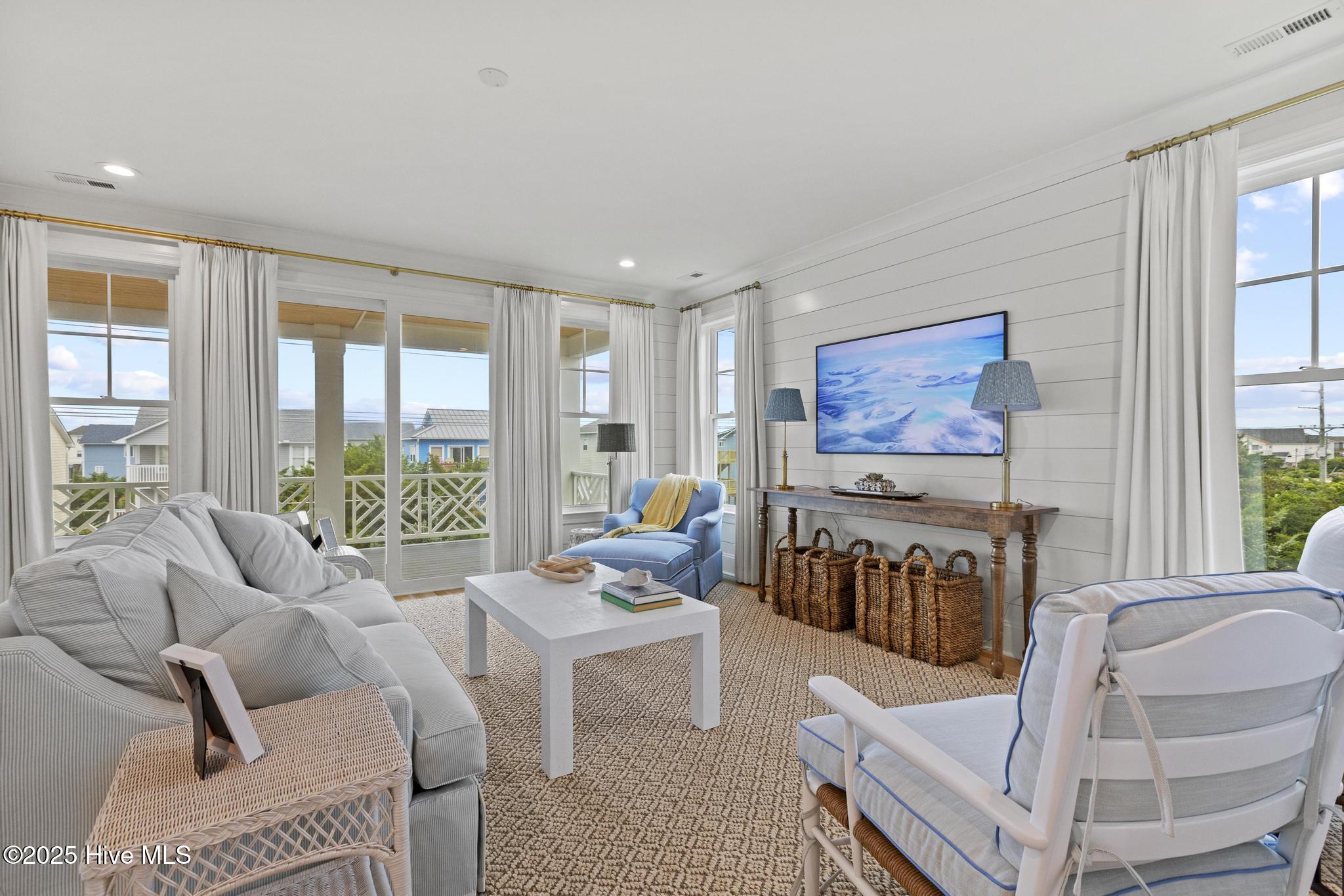 100565849 | Photo 41