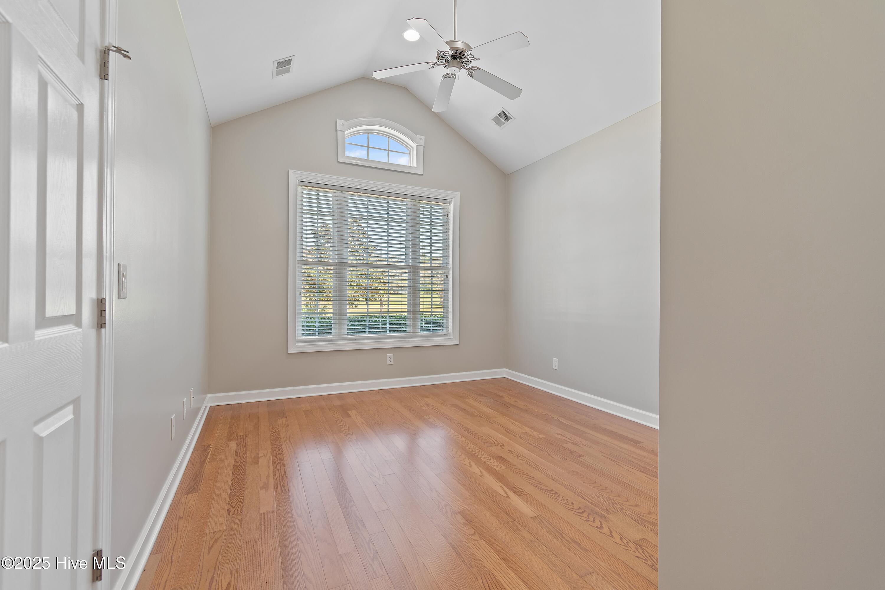 100537823 | Photo 31