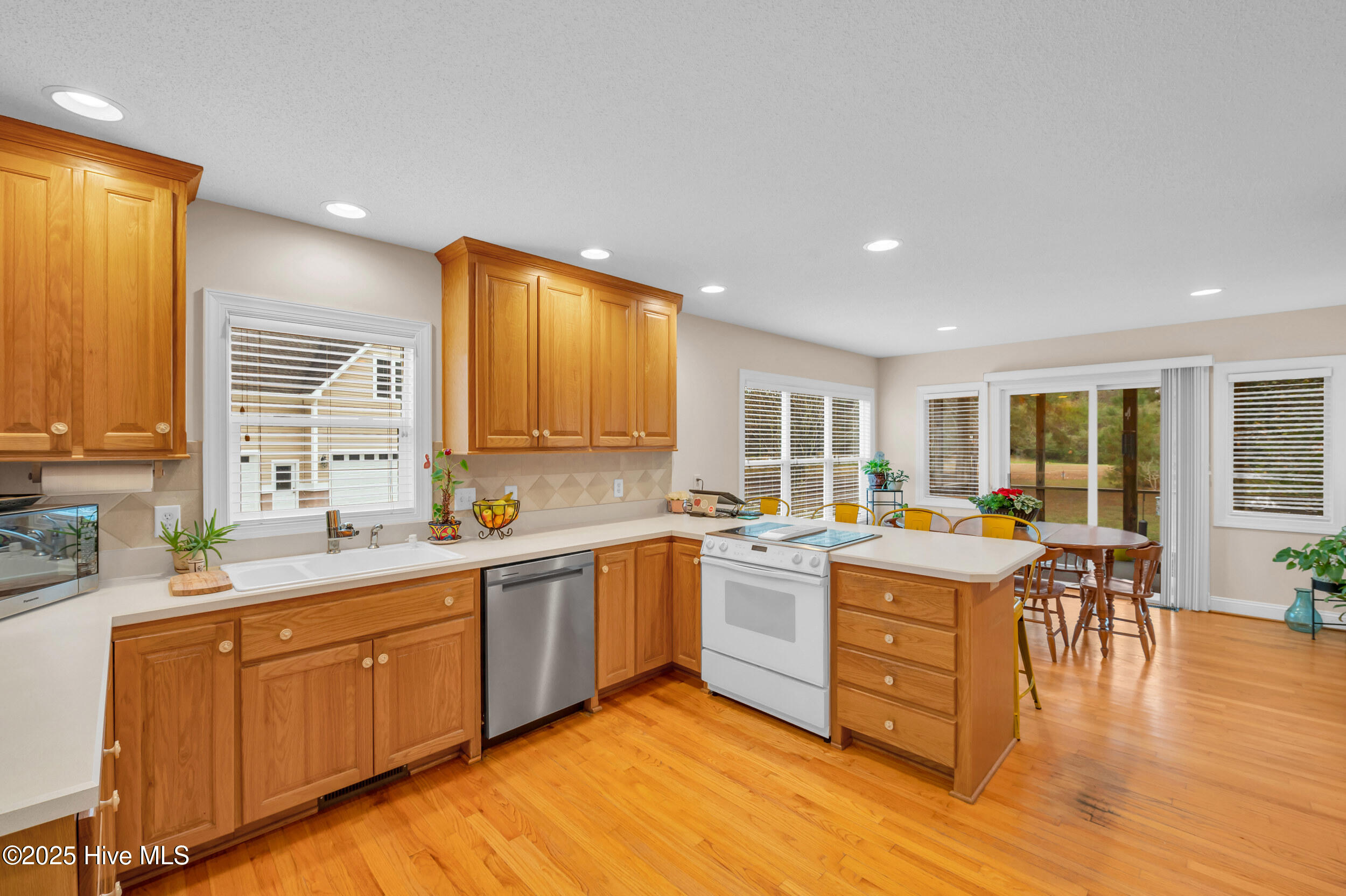 100542764 | Photo 11