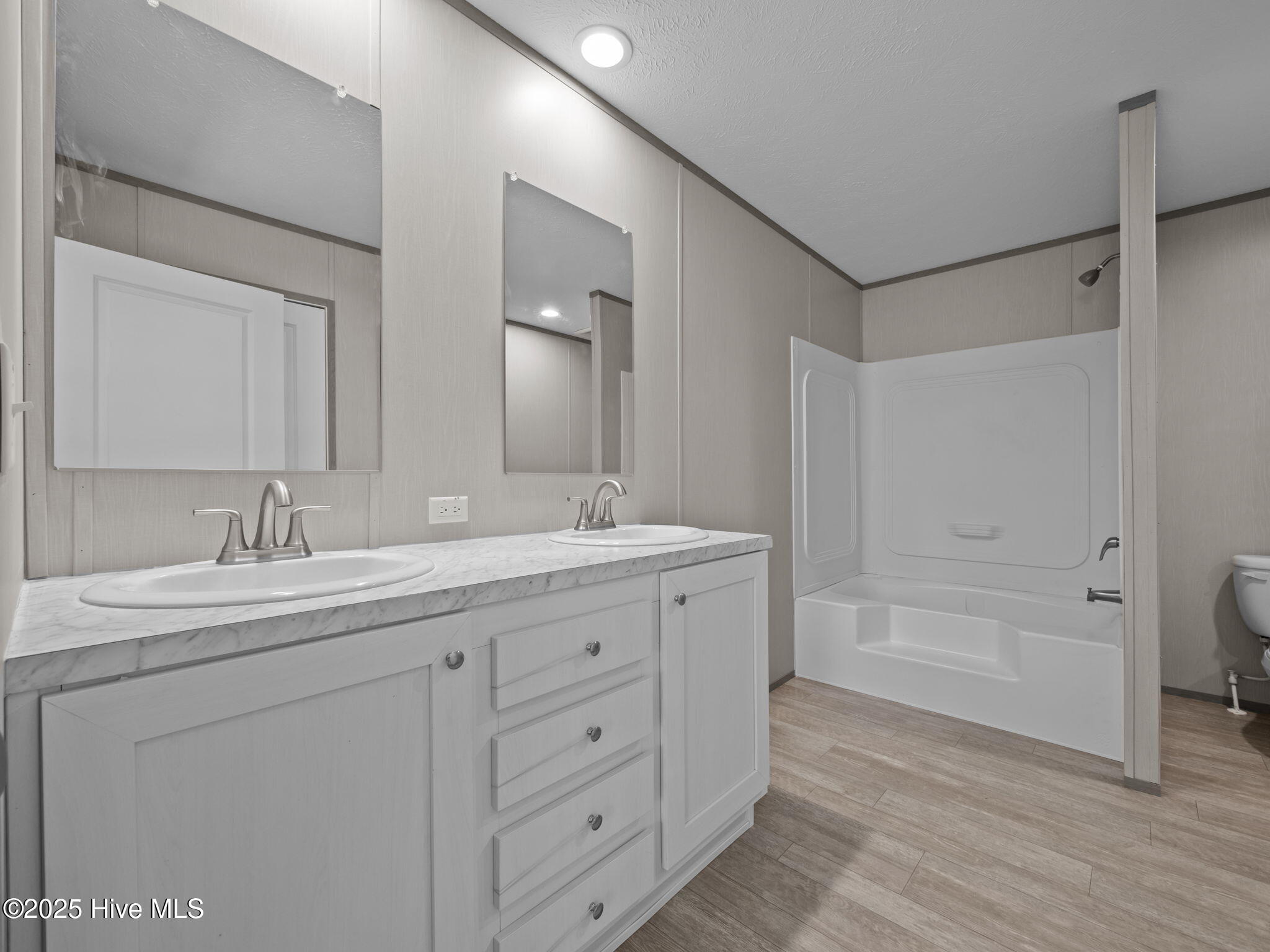 100541936 | Photo 24