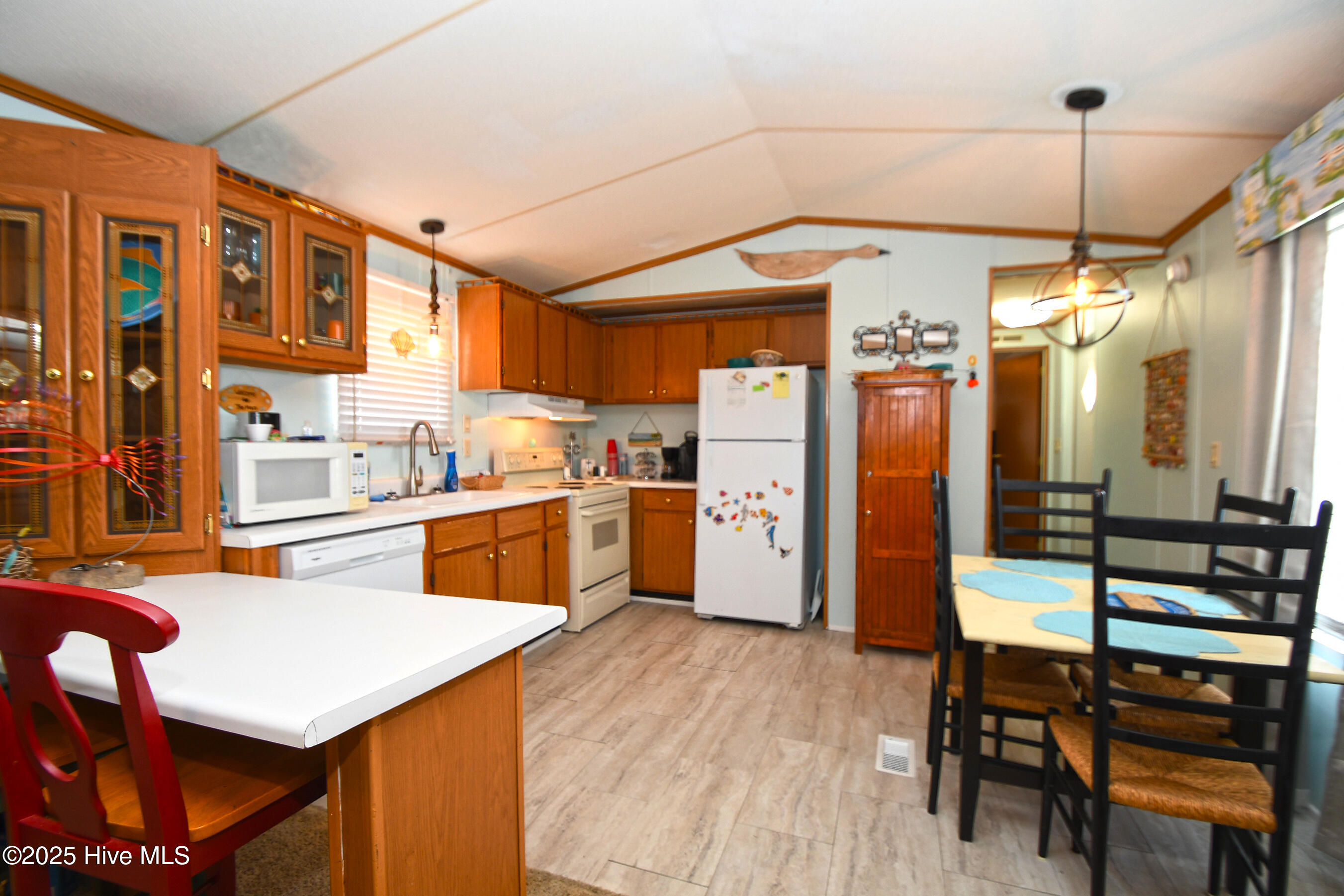 100546057 | Photo 14