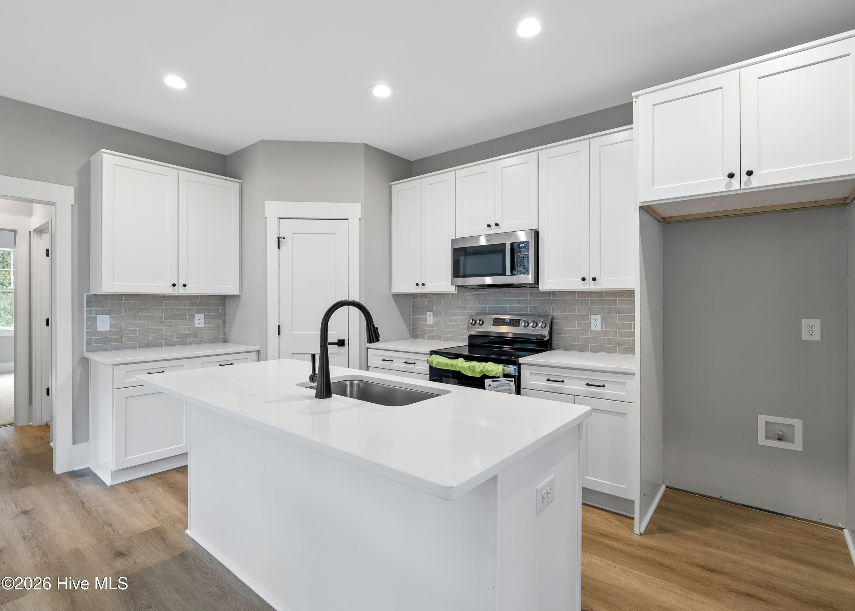 100557015 | Photo 21