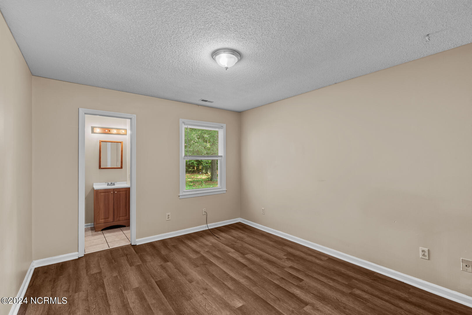 100560066 | Photo 17