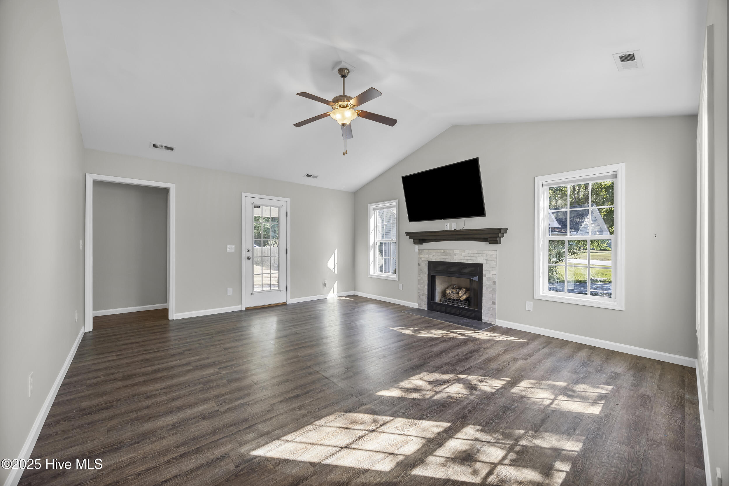 100533405 | Photo 16