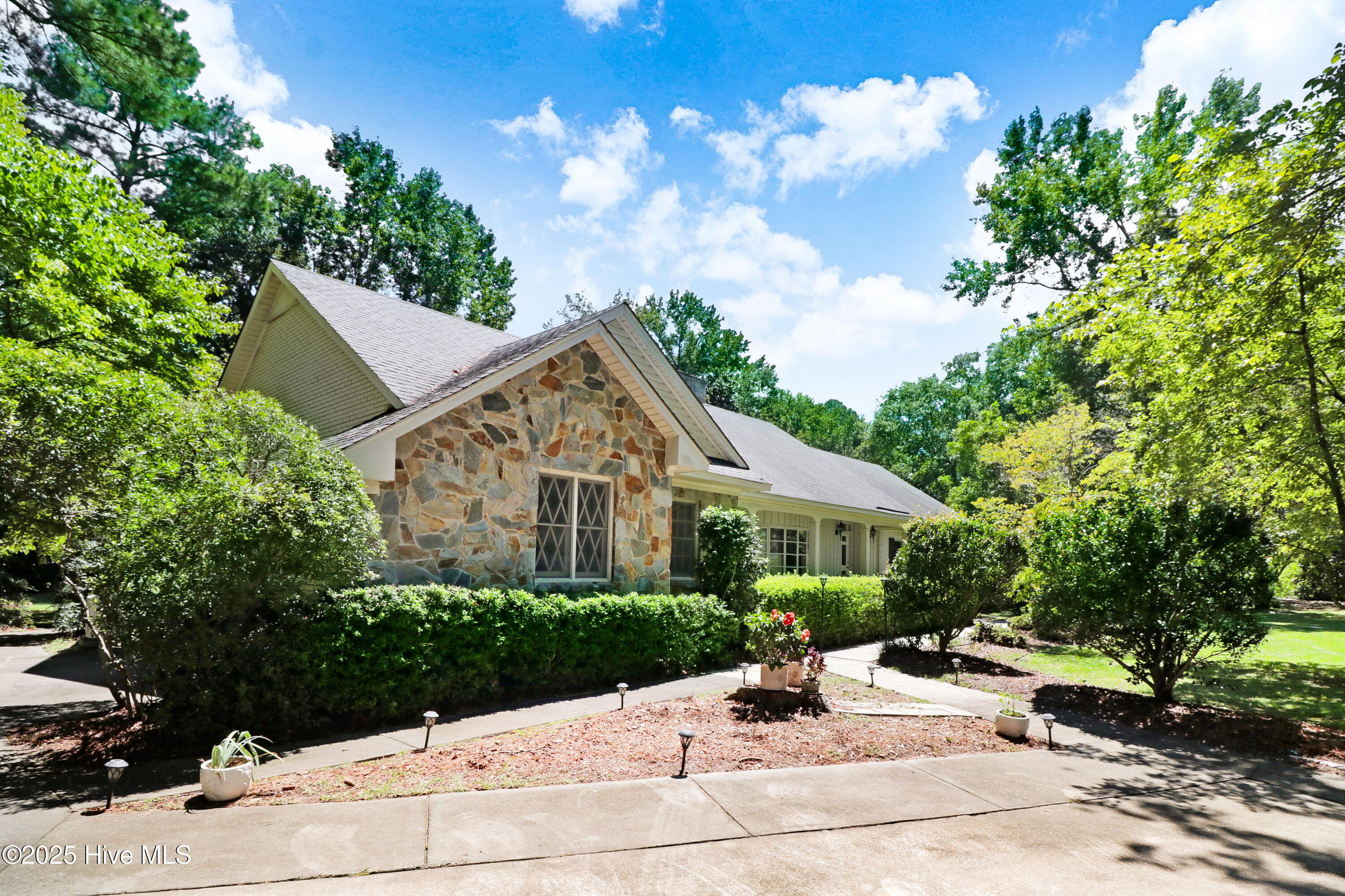 Homes for sale in Kinston, NC | 1601 Cambridge Dr, Kinston, NC 28504 | MLS# 100526325