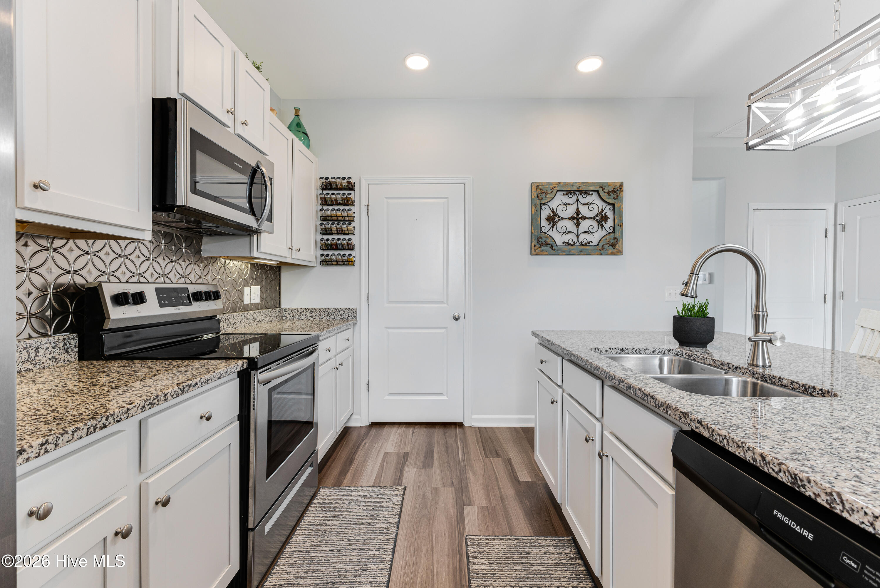 100565861 | Photo 19