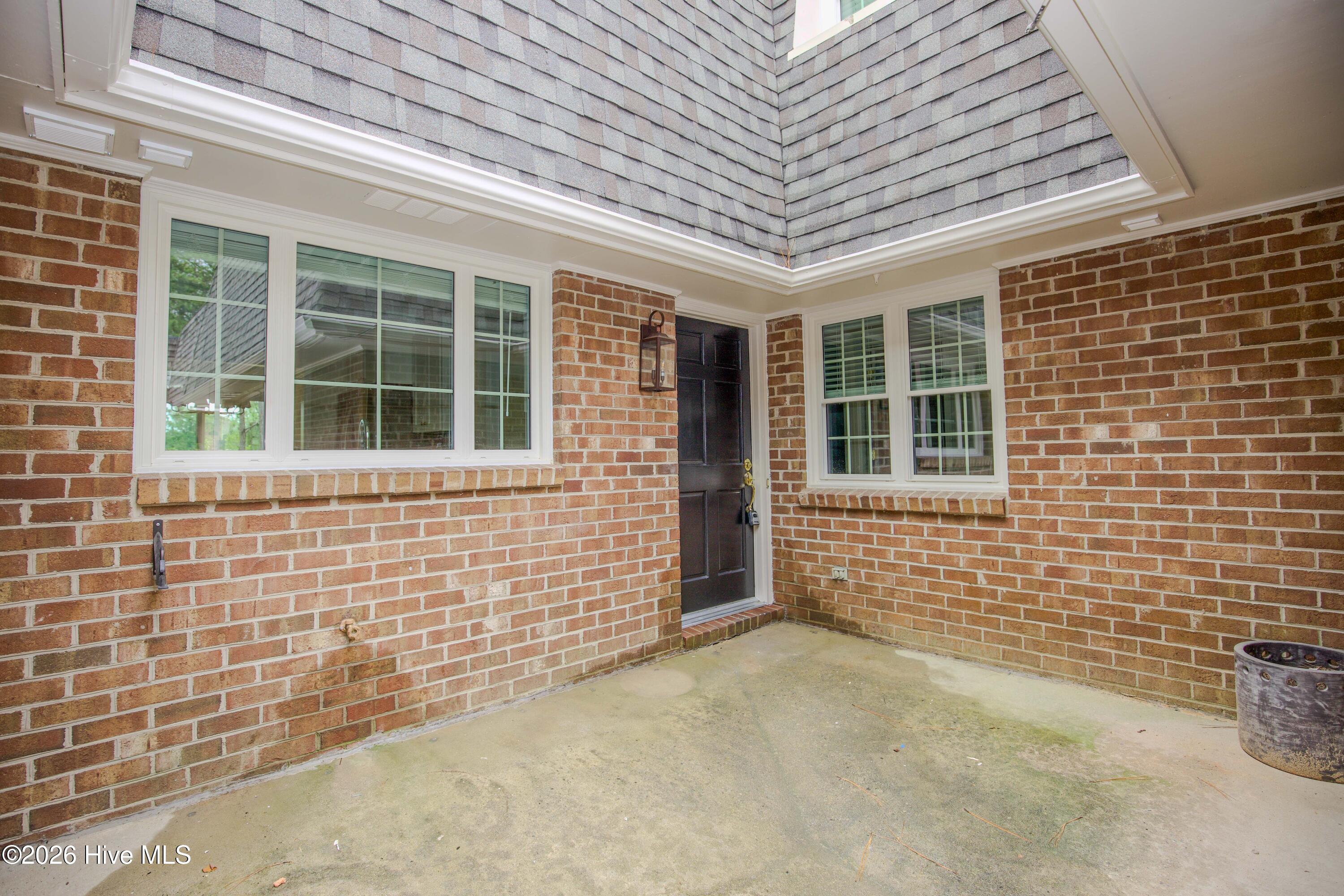 100601945 | Photo 2