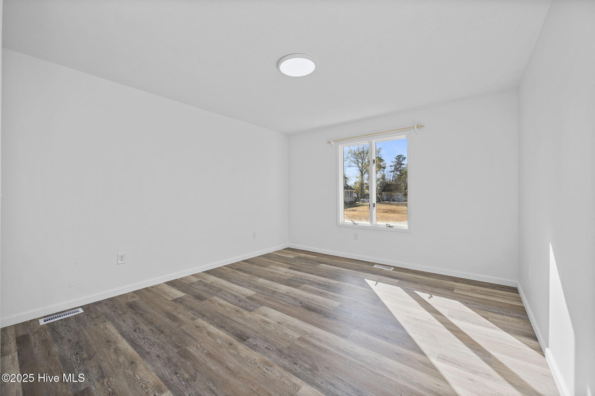 100545145 | Photo 33