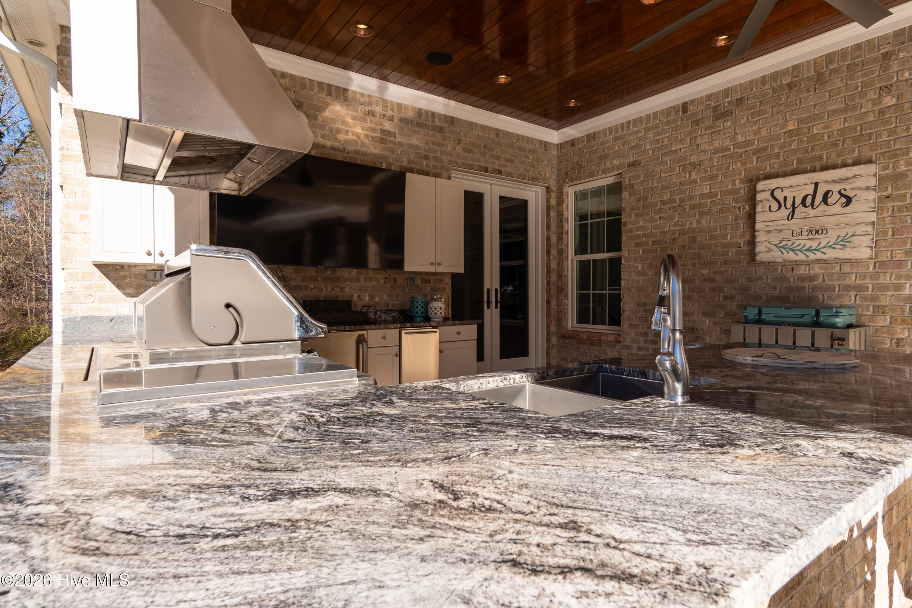 100550947 | Photo 110