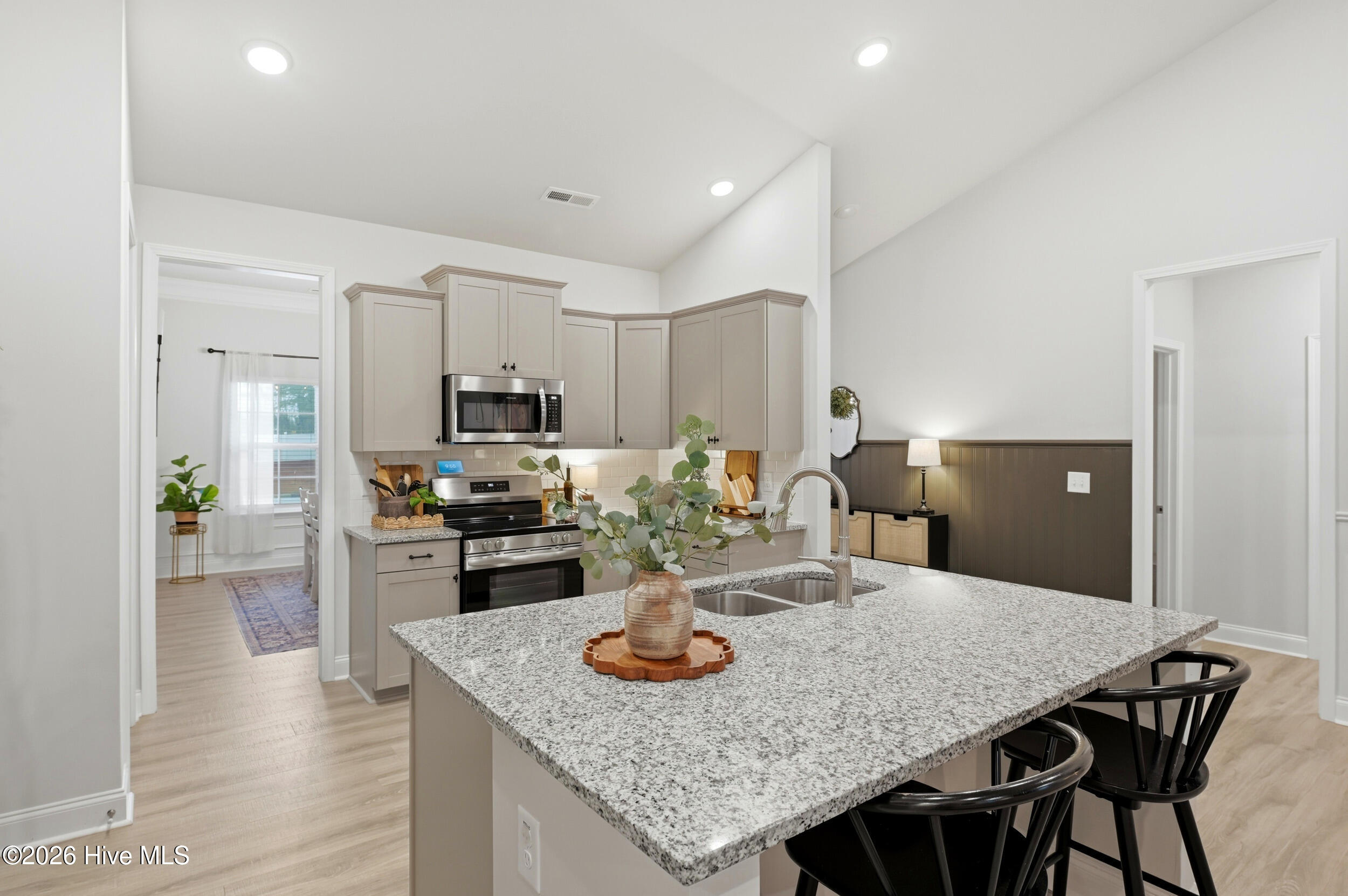 100557848 | Photo 11