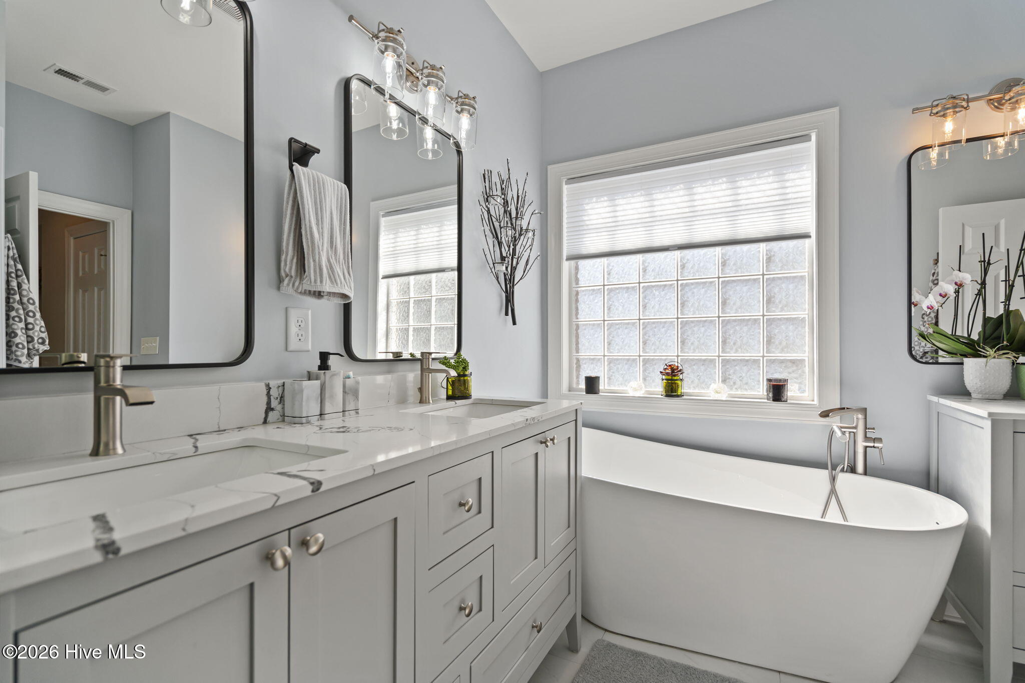 100562248 | Photo 29