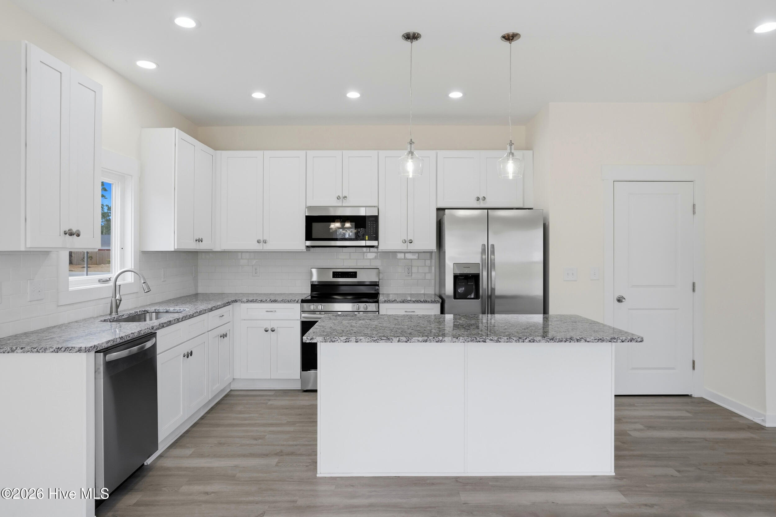 100558346 | Photo 16