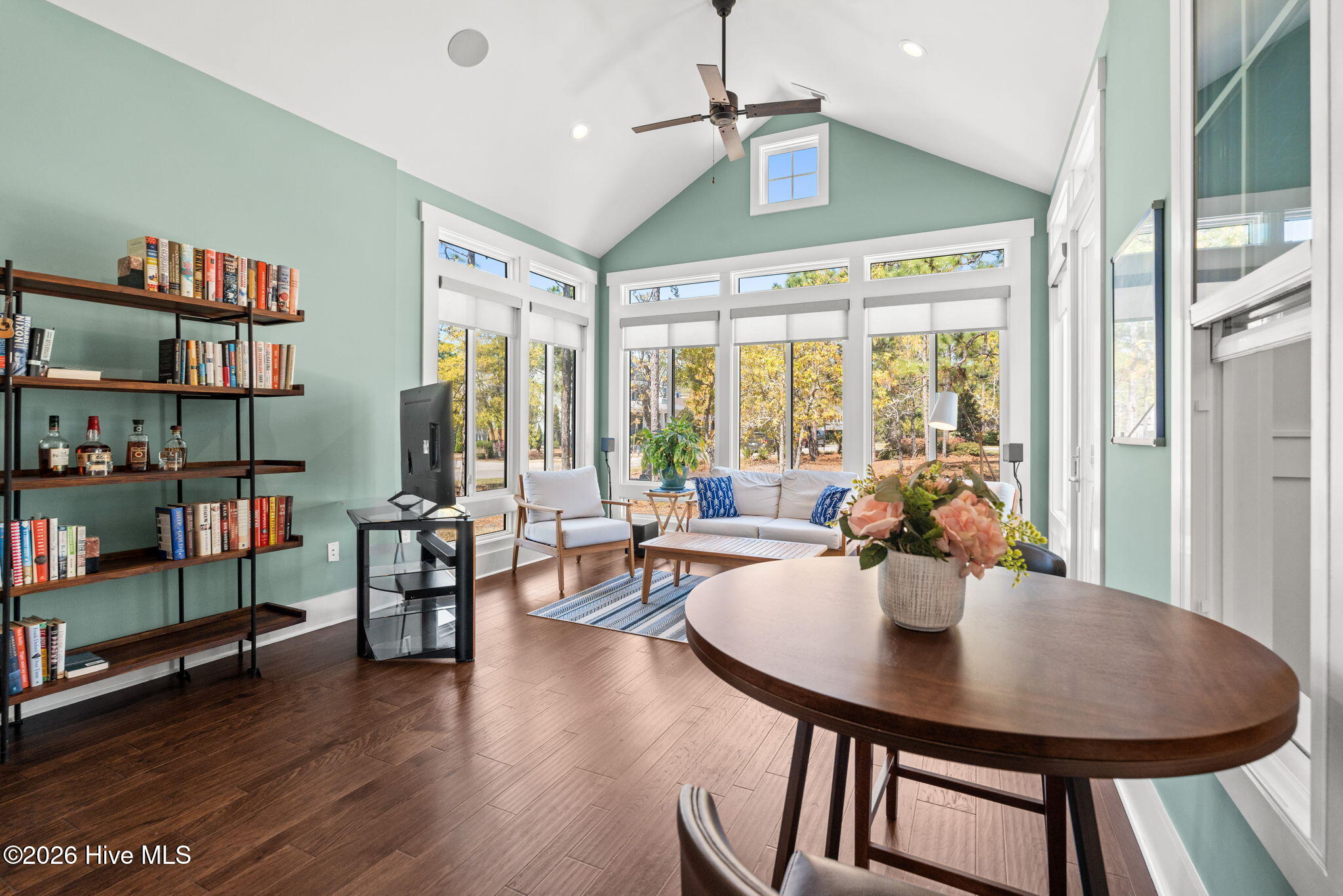 100564943 | Photo 28