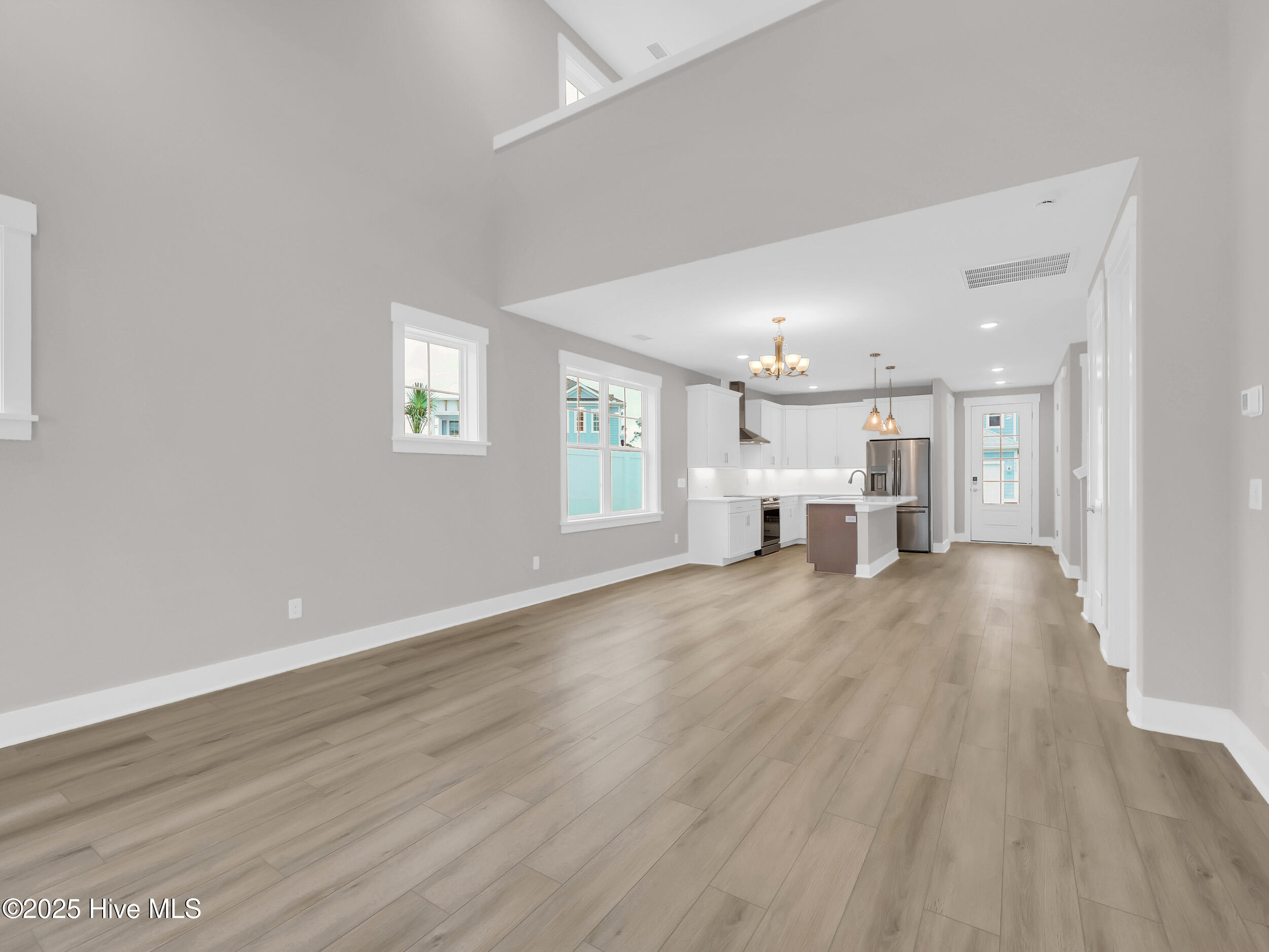 100533655 | Photo 14