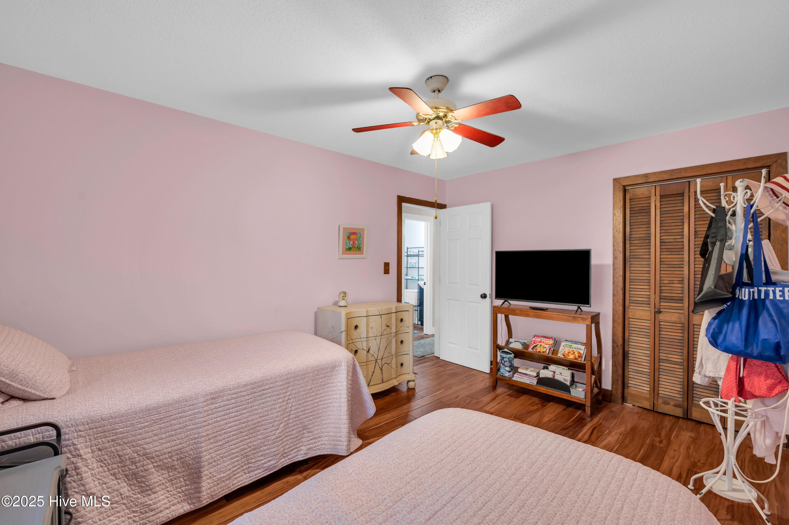 100546330 | Photo 22