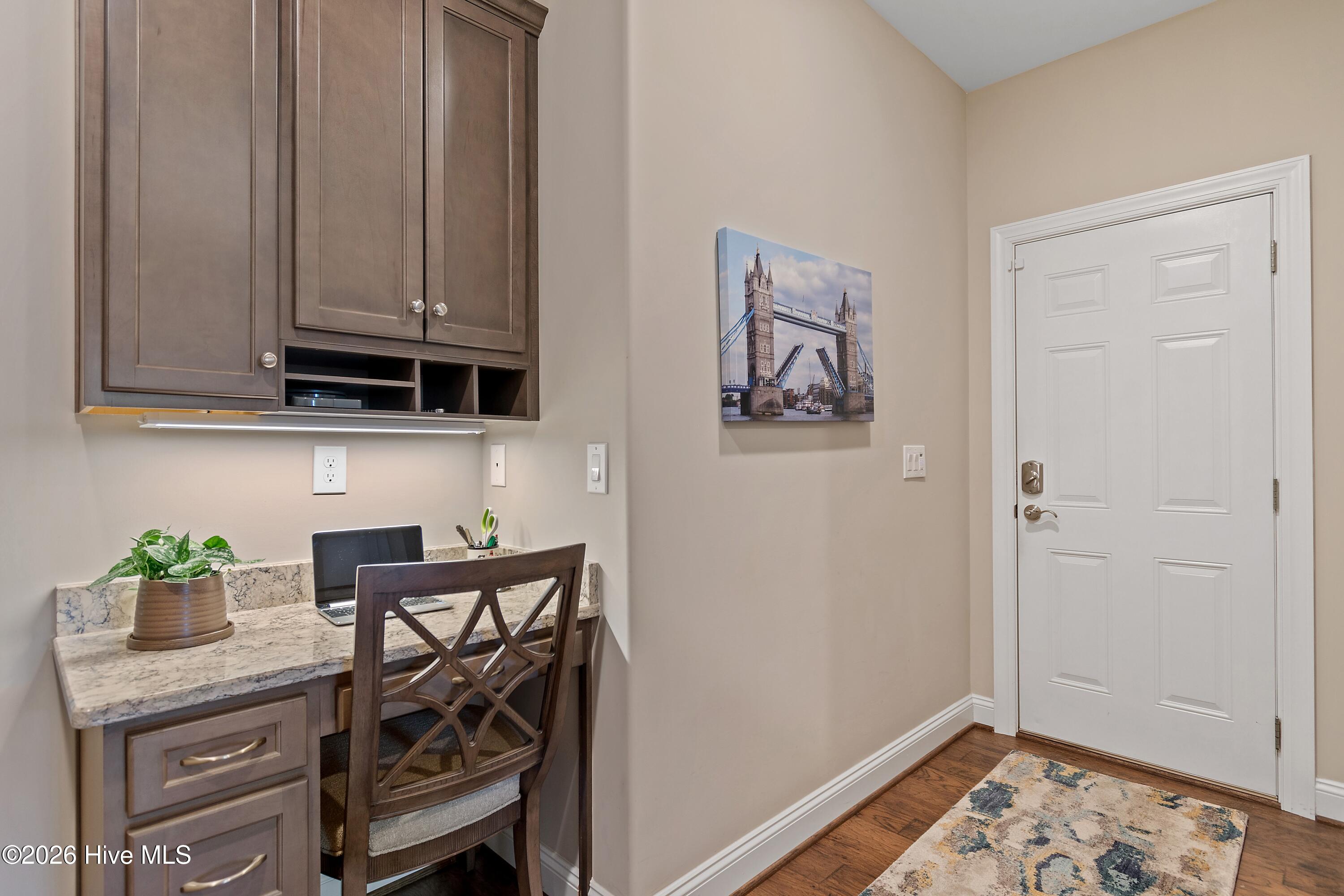 100568990 | Photo 47