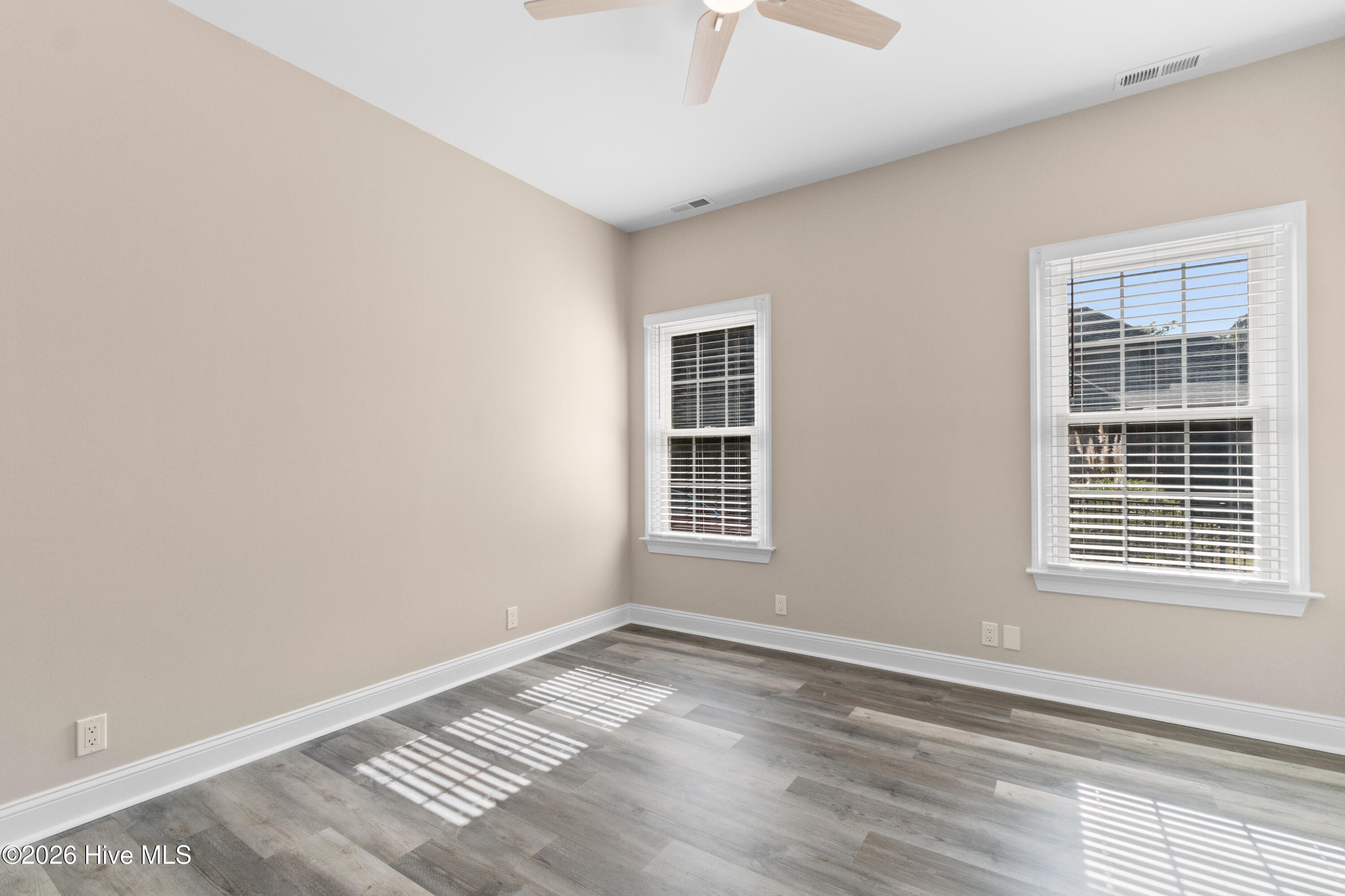 100569260 | Photo 22