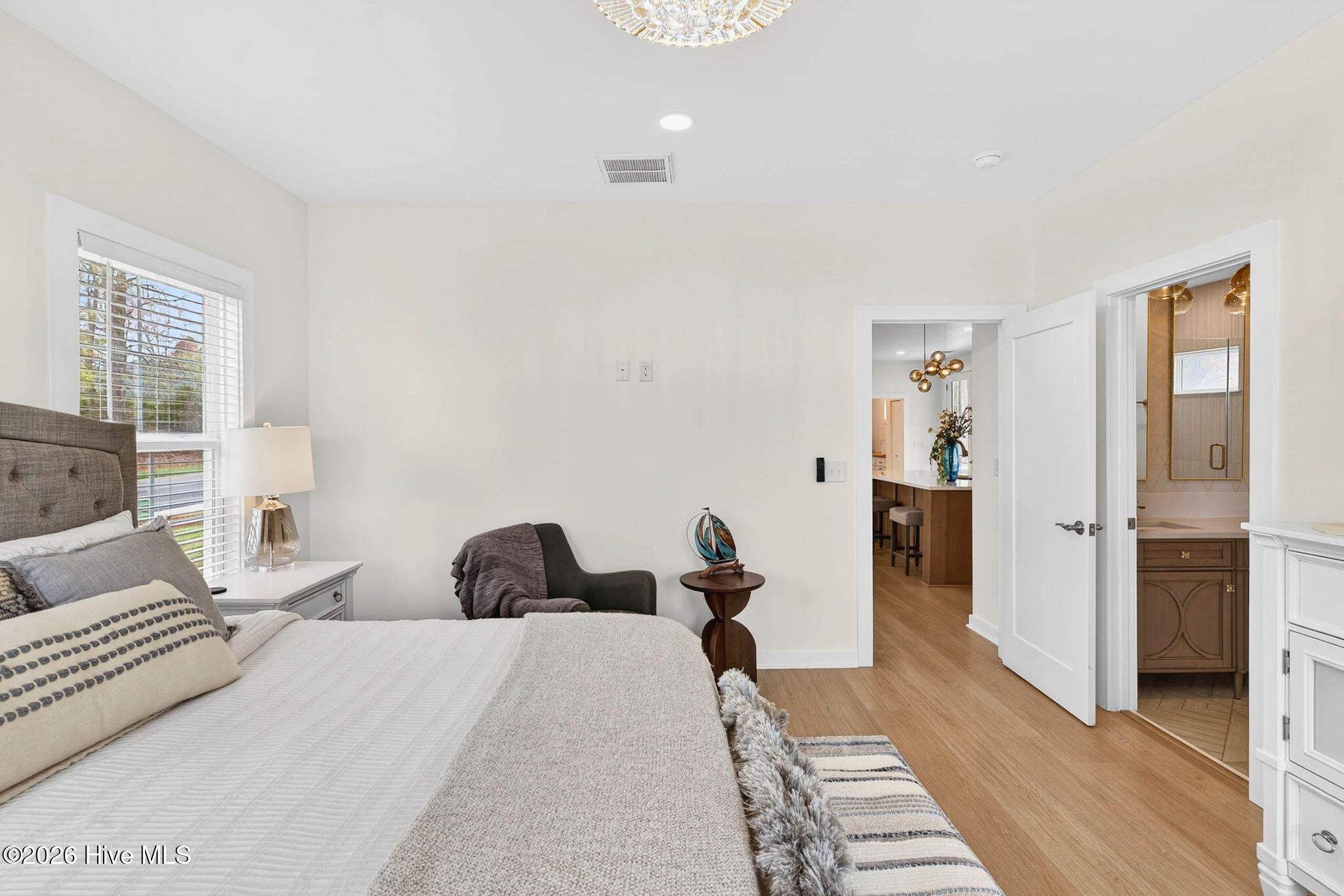 100563194 | Photo 22