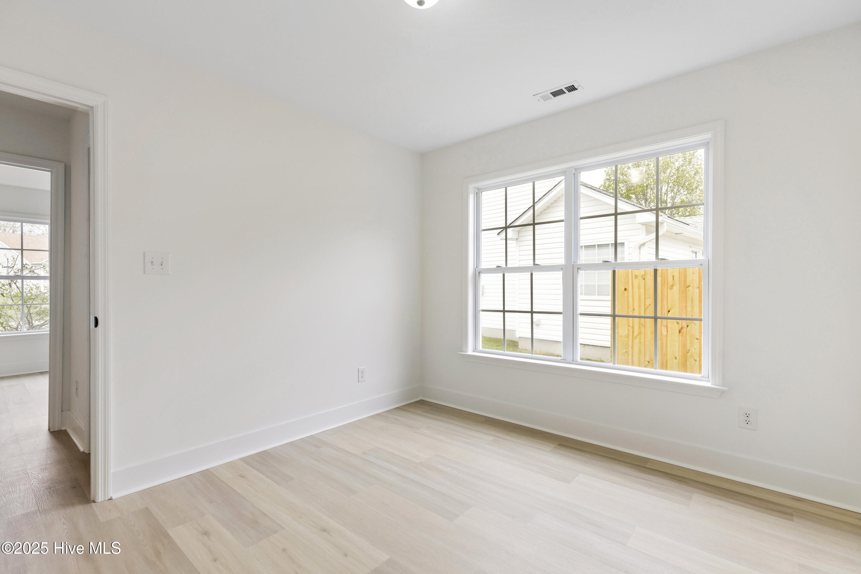 100548000 | Photo 26