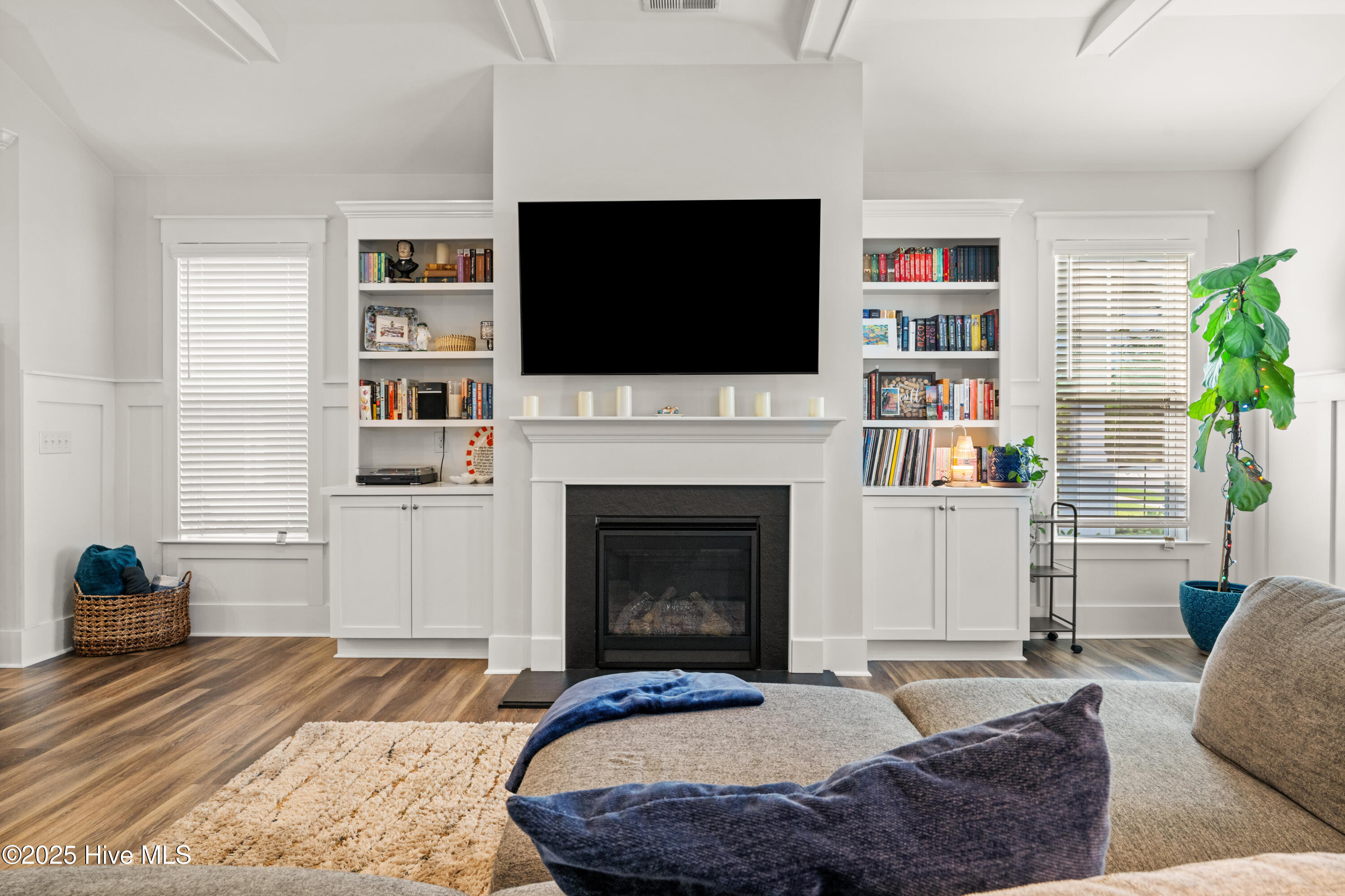 100526645 | Photo 11