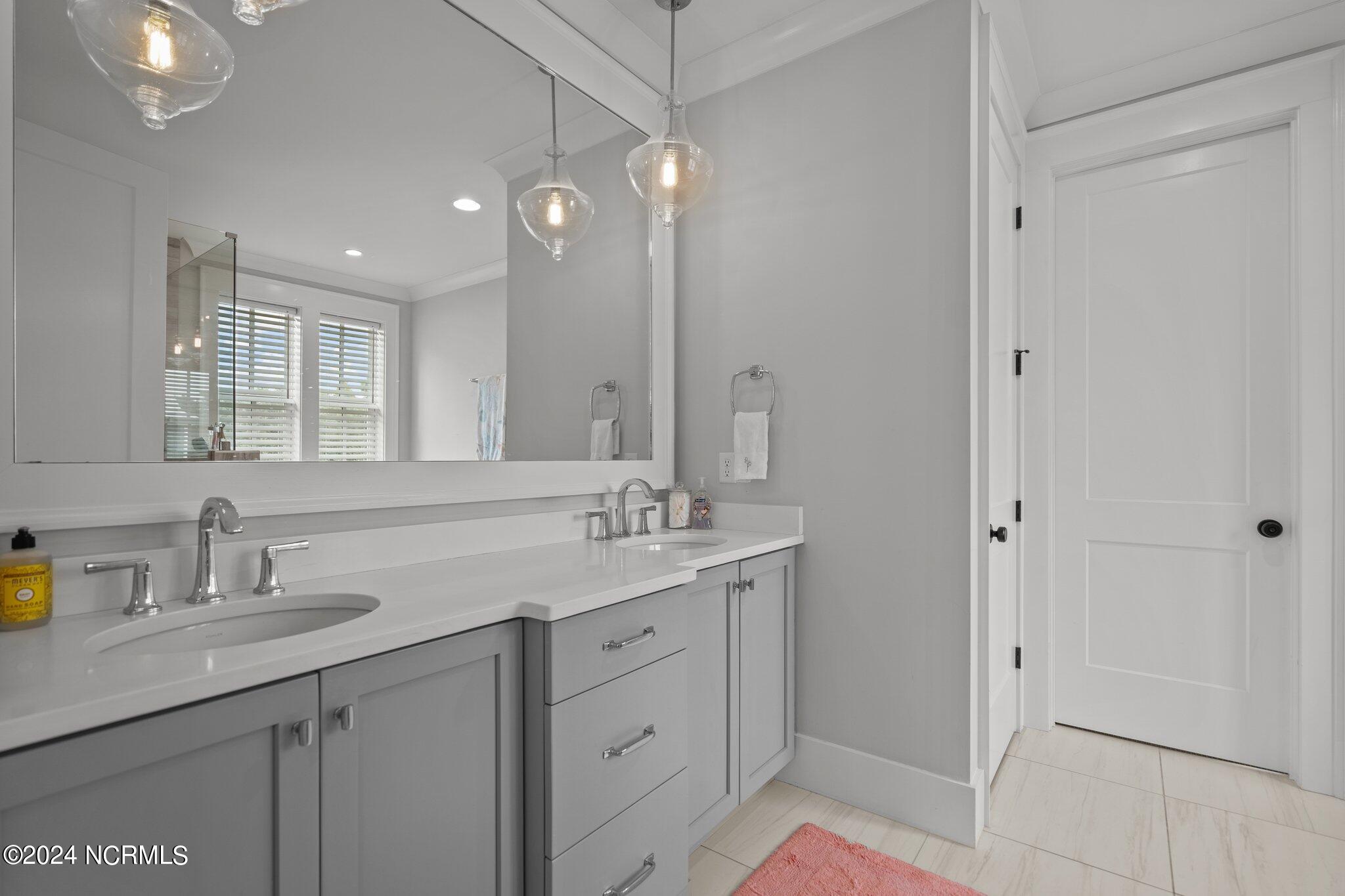 100556324 | Photo 25