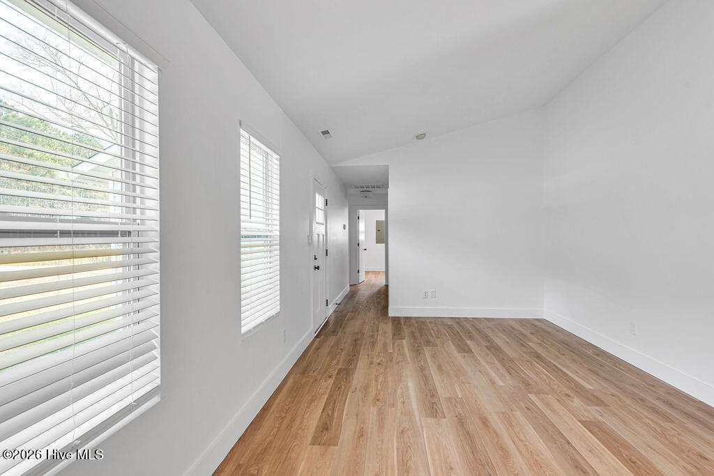 100566377 | Photo 12