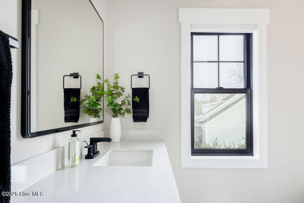 100558848 | Photo 37