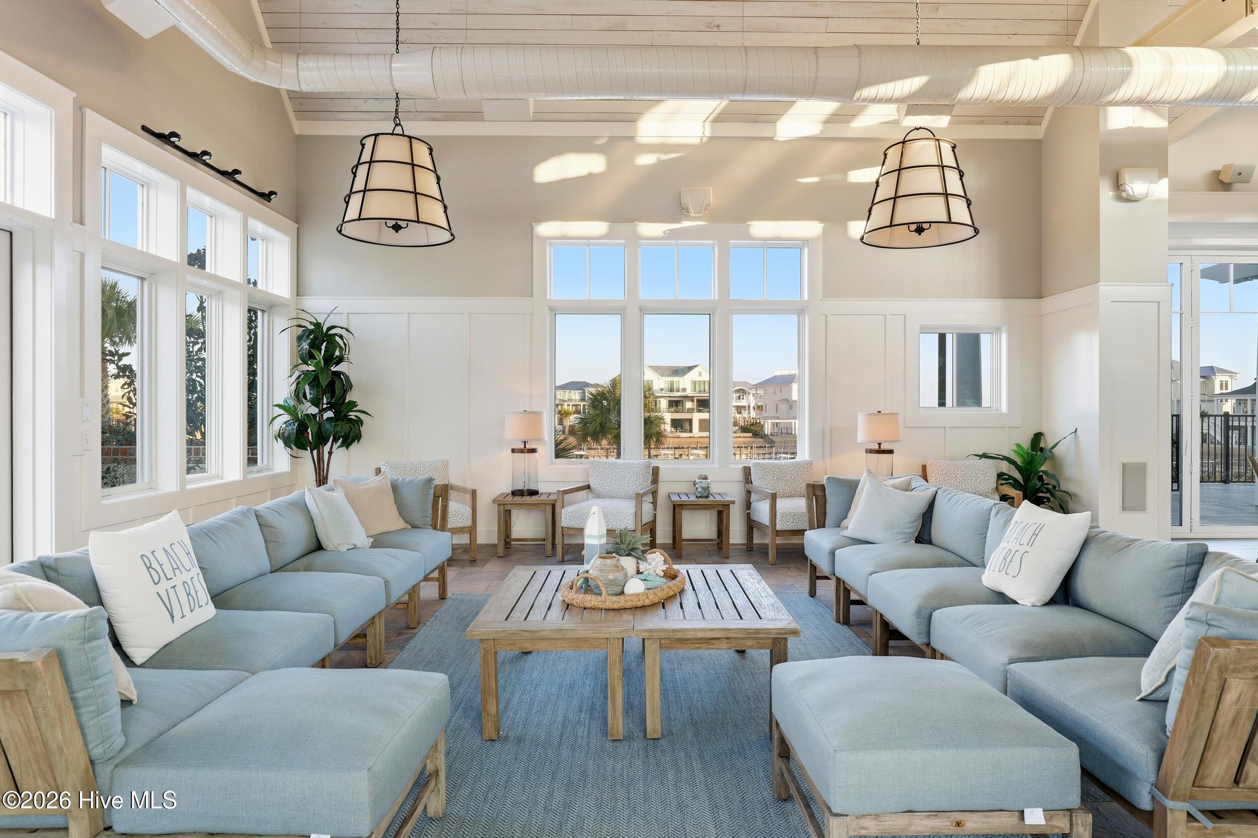 100567048 | Photo 44